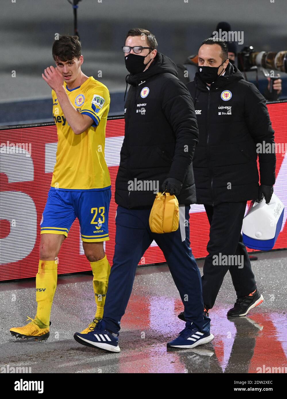 Braunschweig, Deutschland. Dezember 2020. Danilo Wiebe (Braunschweig) muss den Platz verletzt verlassen. GES/Fußball/DFB-Pokal: 2. Runde: Eintracht Braunschweig (Braunschweig) - Borussia Dortmund, 22. Dezember 2020 Fußball/Fußball: DFB-Pokal: 2. Runde: Eintracht Braunschweig vs Borussia Dortmund, Braunschweig, 22. Dezember 2020 Quelle: dpa/Alamy Live News Stockfoto