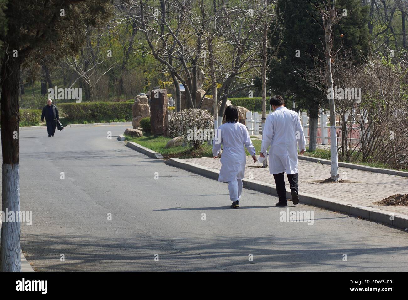 Ärzte gehen durch das Gebiet einer medizinischen Einrichtung. Tanggangzi Krankenhaus. Anshan, Provinz Liaoning, China, Asien. Stockfoto
