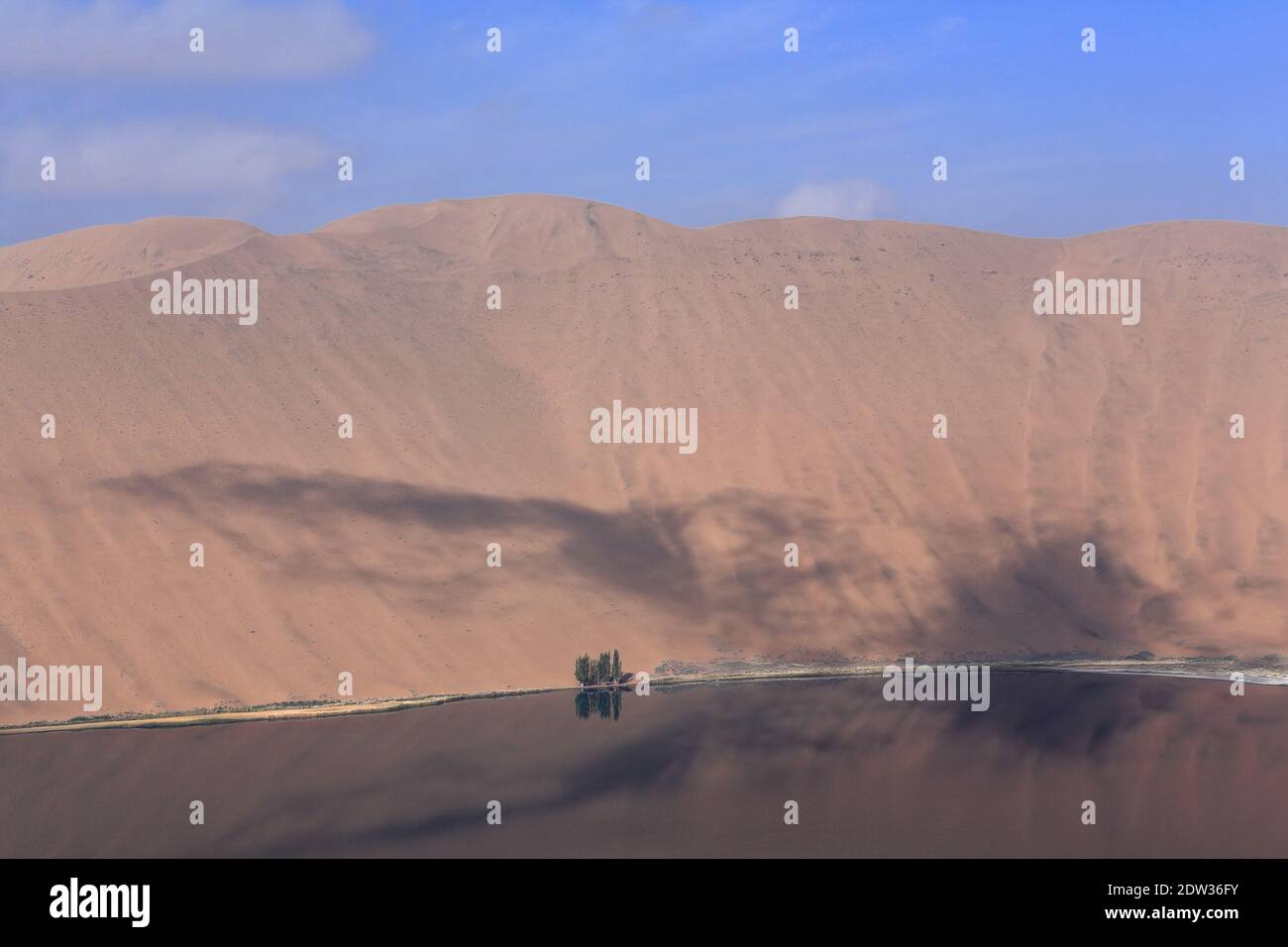Sumu Barun Jaran Lake-Badain Jaran Wüste-Sand Megadune-blauen Himmel. Innere Mongolei-China-1170 Stockfoto