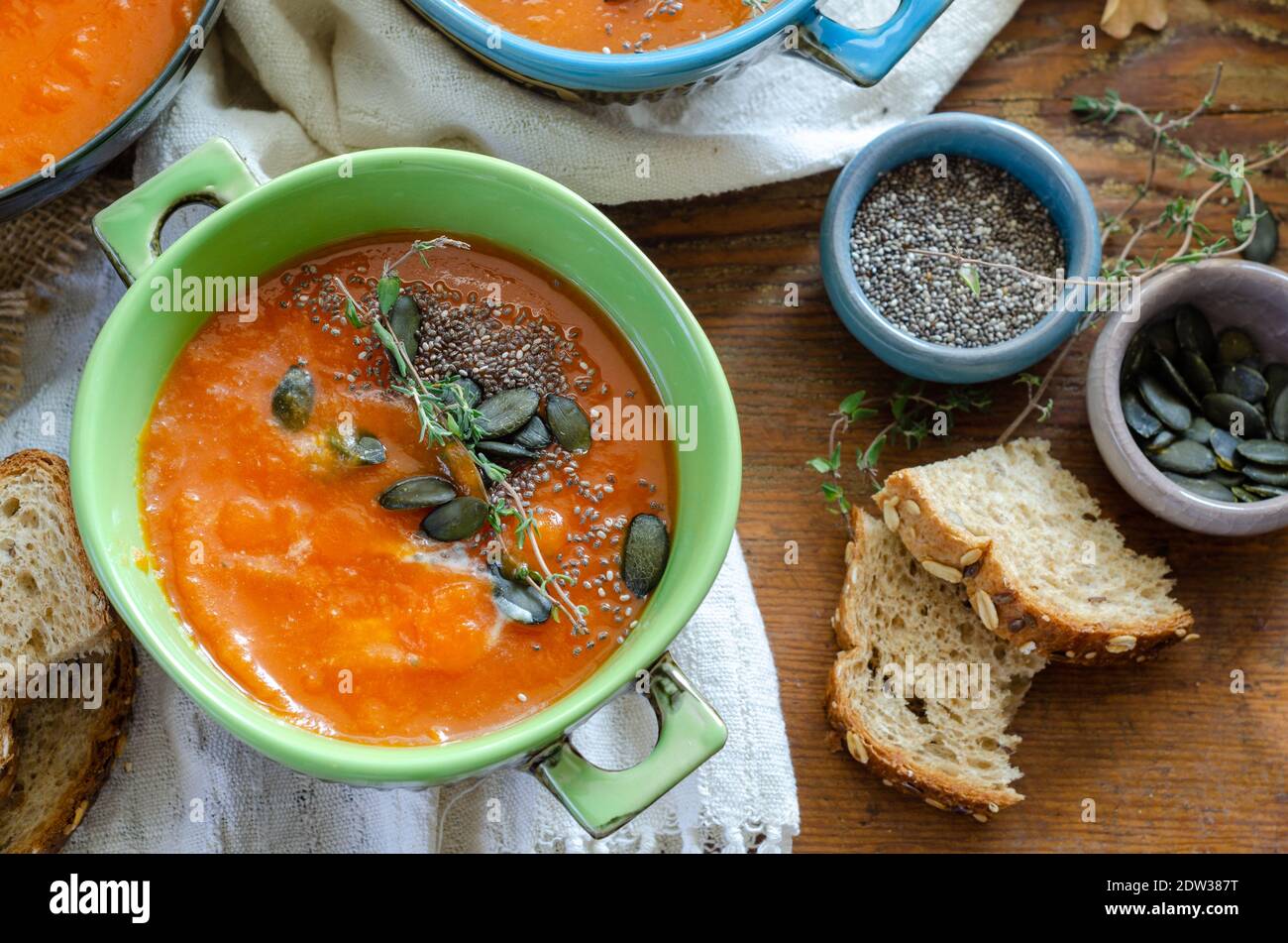 Herbst Kürbissuppe mit Kürbiskernen und Chia , geschossen von oben rustikalen Holztisch Stockfoto
