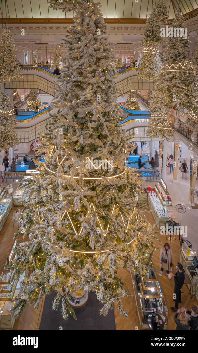 Paris, Frankreich - 12 21 2020: Der Bon Marché Laden mit seinen unglaublichen Treppen und Weihnachtsdekorationen in der Covid Periode Stockfoto