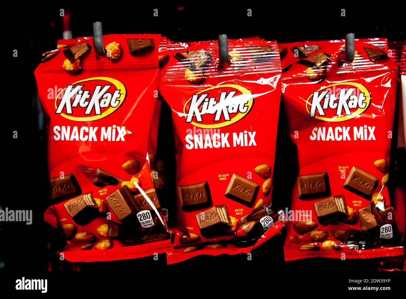 Pennsylvania, New York, USA - 2. März 2020: KitKat-Schokoriegel im Regal im Laden. Stockfoto