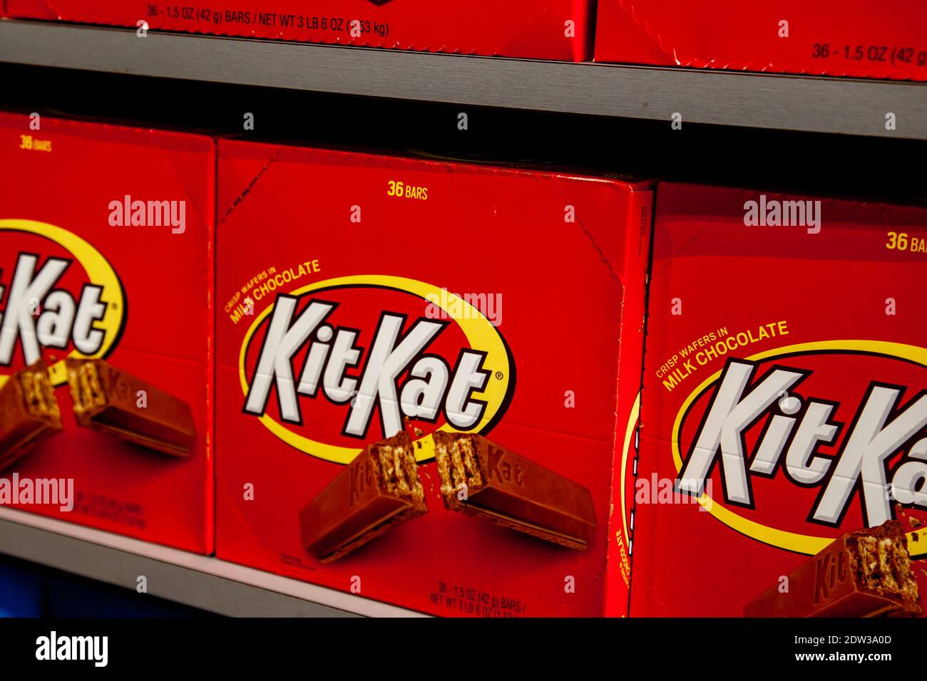 KitKat-Schokoriegel im Regal im Laden. Pennsylvania, New York, USA Stockfoto
