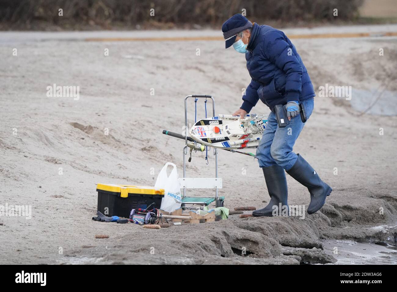 Mann mit Modellboot schwimmt es im See Stockfoto
