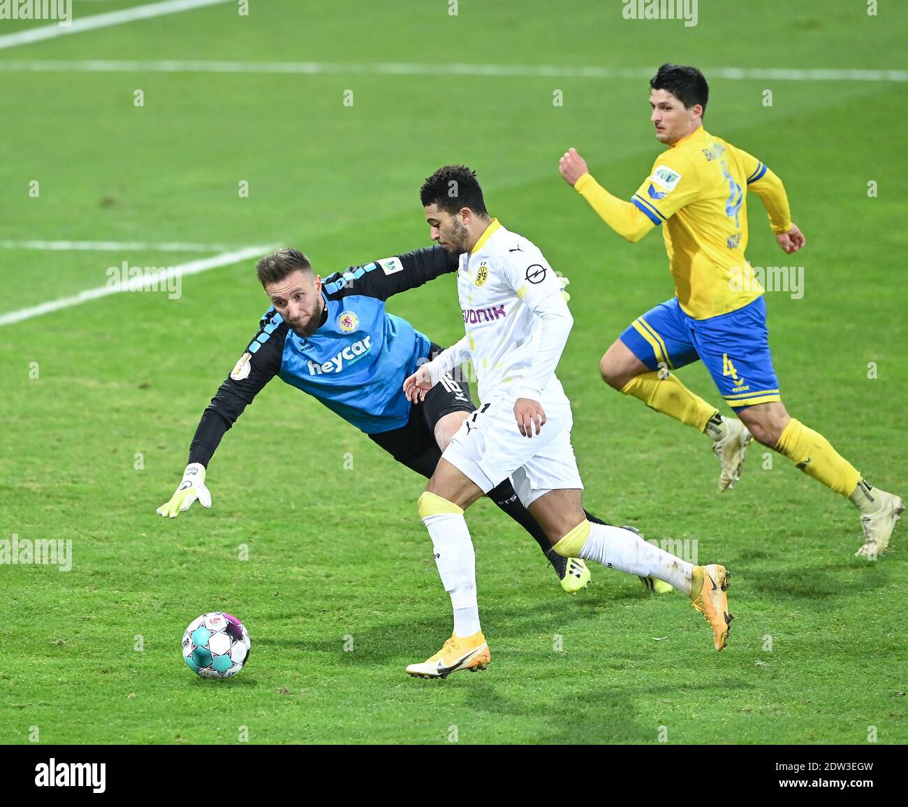 Braunschweig, Deutschland. 22. Dezember 2020. Tor, Treffer 0: 2: Jadon Sancho (BVB) punktet gegen Torhüter Jasmin Fejzic (Braunschweig) und Jannis Nikolaou (Braunschweig)/r. GES/Fußball/DFB-Pokal: 2. Runde: Eintracht Braunschweig (Braunschweig) - Borussia Dortmund, 22. Dezember 2020 Fußball/Fußball: DFB-Pokal: 2. Runde: Eintracht Braunschweig vs Borussia Dortmund, Braunschweig, 22. Dezember 2020 Quelle: dpa/Alamy Live News Stockfoto