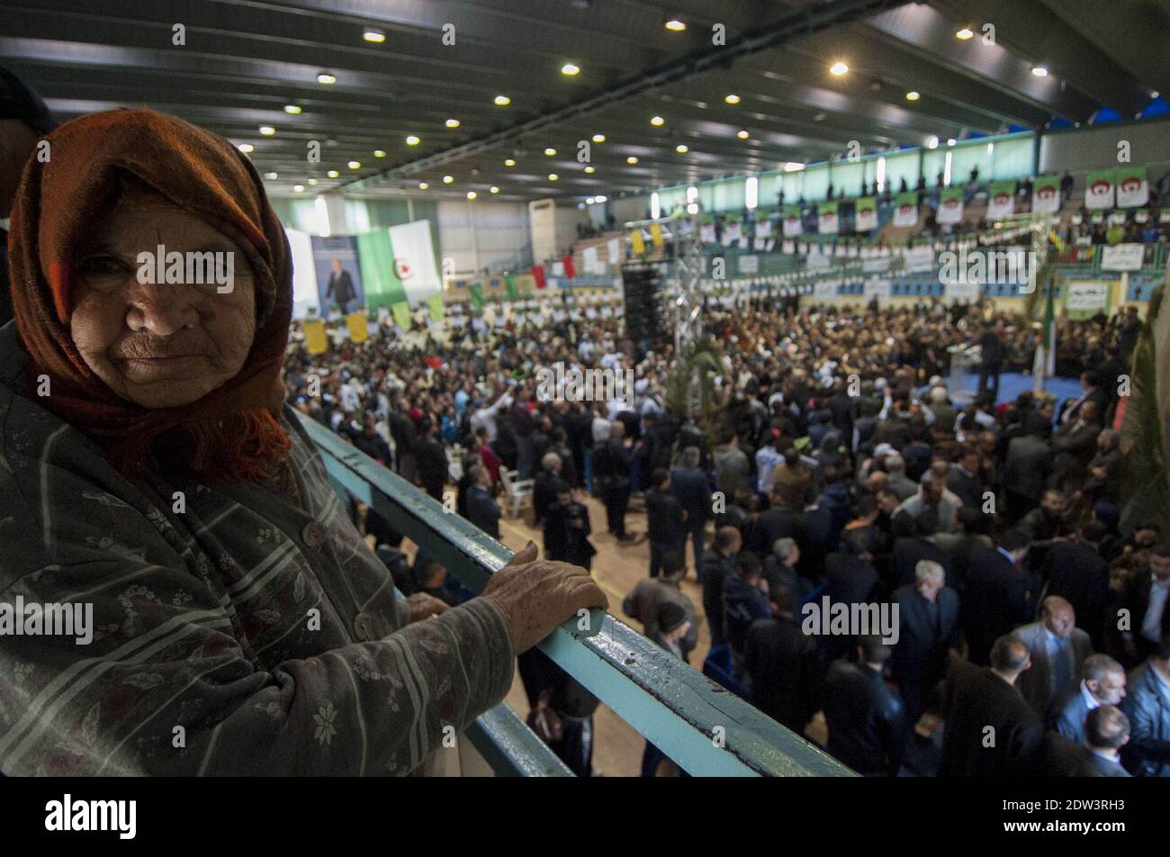 Algerier, die am 05. April 2014 bei der Wahlkampfveranstaltung von Ali Benflis in Tipaza, Algerien, anwesend waren. Foto von Ammi Louiza/ABACAPRESS.COM Stockfoto