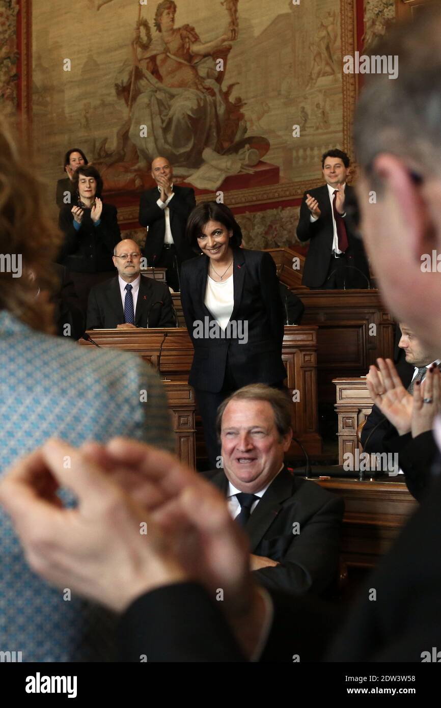 Die neue Bürgermeisterin von Paris, die Sozialistin Anne Hidalgo neben dem französischen UMP-Senator Pierre Charon, wird von Mitgliedern des Pariser Rats begrüßt, die sie während einer Eröffnungssitzung am 5. April 2014 in Paris zum Bürgermeister gewählt haben. Anne Hidalgo, eine in Spanien geborene Sozialistin, ist die erste Bürgermeisterin von Paris nach einem unerwartet bequemen Sieg bei den Kommunalwahlen. Hidalgo, 54, wurde erwartet, dass sie von ihrer Mitte-Rechts-Rivalin, der ehemaligen Regierungsministerin Nathalie Kosciusko-Morizet, extrem nahe geführt wird. Foto von Stephane Lemouton/ABACAPRESS.COM Stockfoto