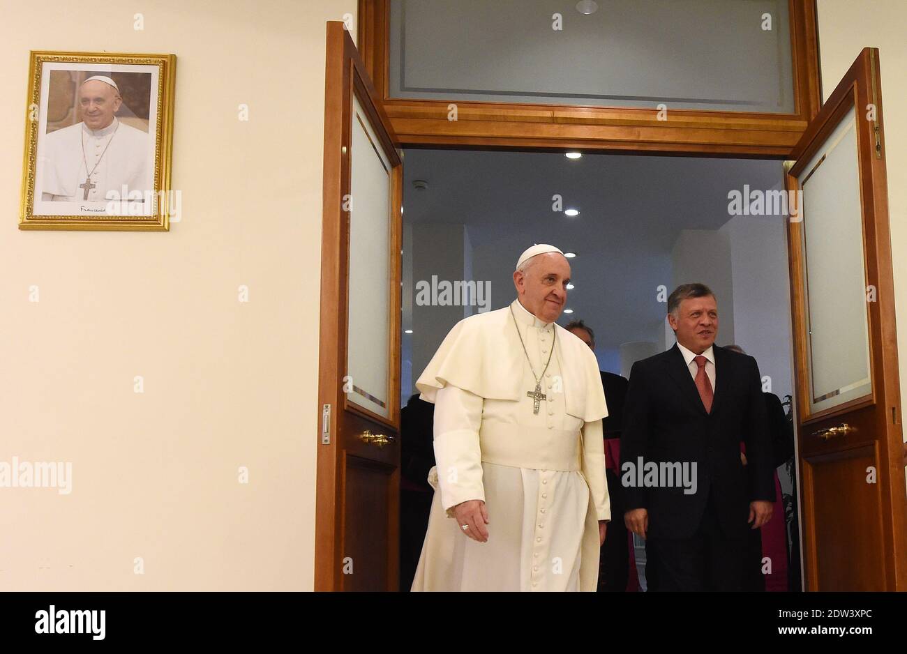 Papst Franziskus traf Jordaniens König Abdullah II. Am 7. April 2014 in der Residenz Santa Marta, wo der Papst lebt, im Vatikan. Foto von Eric Vandeville/ABACAPRESS.COM Stockfoto