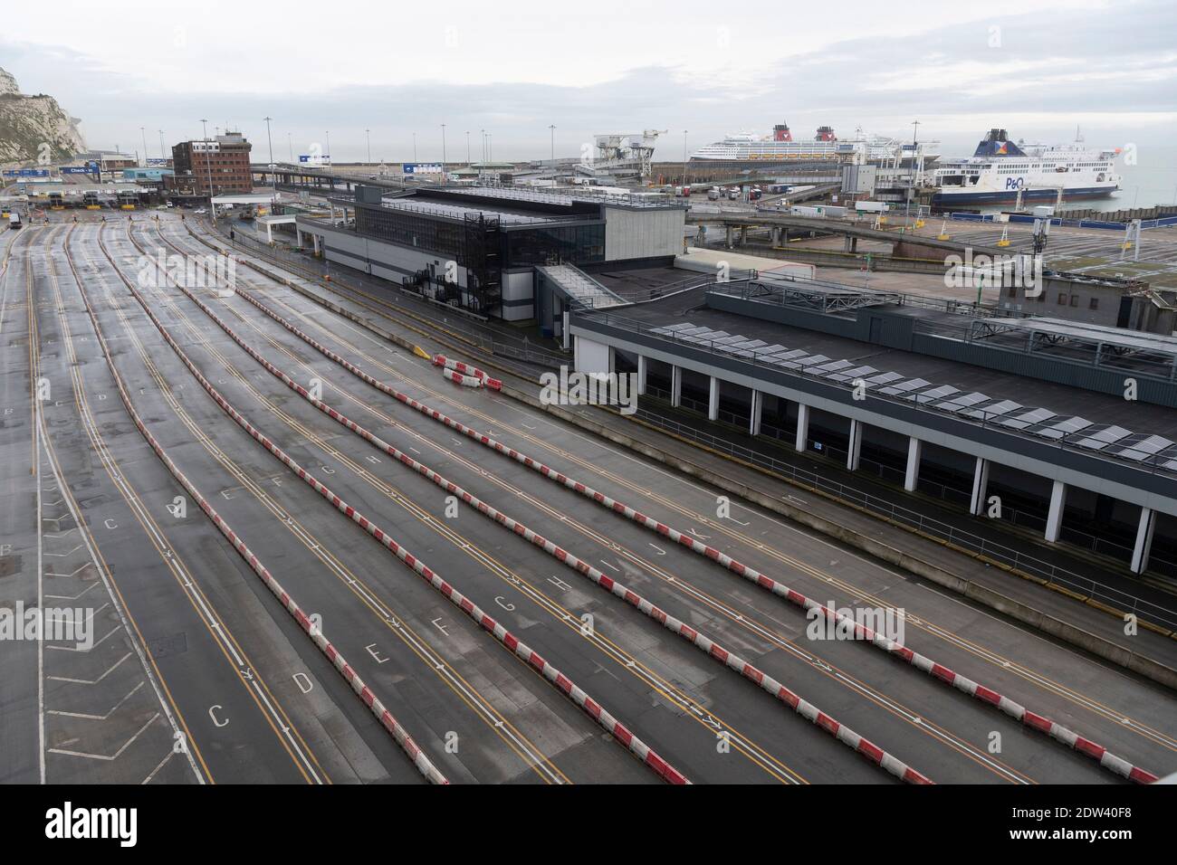 Dover, Großbritannien. Dezember 2020. Das Foto vom 22. Dezember 2020 zeigt den geschlossenen Hafen von Dover in Dover, Großbritannien. Schnelle Trendwende als Teil der Maßnahmen zur Entblockung des Cross-Channel-Handels zwischen Großbritannien und Frankreich werden seitliche Strömungsversuche an Lkw-Fahrern mit Hilfe des britischen Militärs erwartet, berichteten britische Medien am Dienstag. Quelle: Ray Tang/Xinhua/Alamy Live News Stockfoto