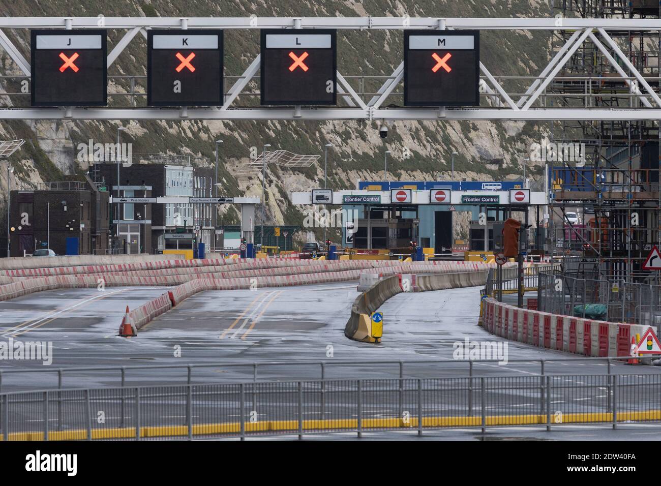 Dover, Großbritannien. Dezember 2020. Das Foto vom 22. Dezember 2020 zeigt den geschlossenen Hafen von Dover in Dover, Großbritannien. Schnelle Trendwende als Teil der Maßnahmen zur Entblockung des Cross-Channel-Handels zwischen Großbritannien und Frankreich werden seitliche Strömungsversuche an Lkw-Fahrern mit Hilfe des britischen Militärs erwartet, berichteten britische Medien am Dienstag. Quelle: Ray Tang/Xinhua/Alamy Live News Stockfoto