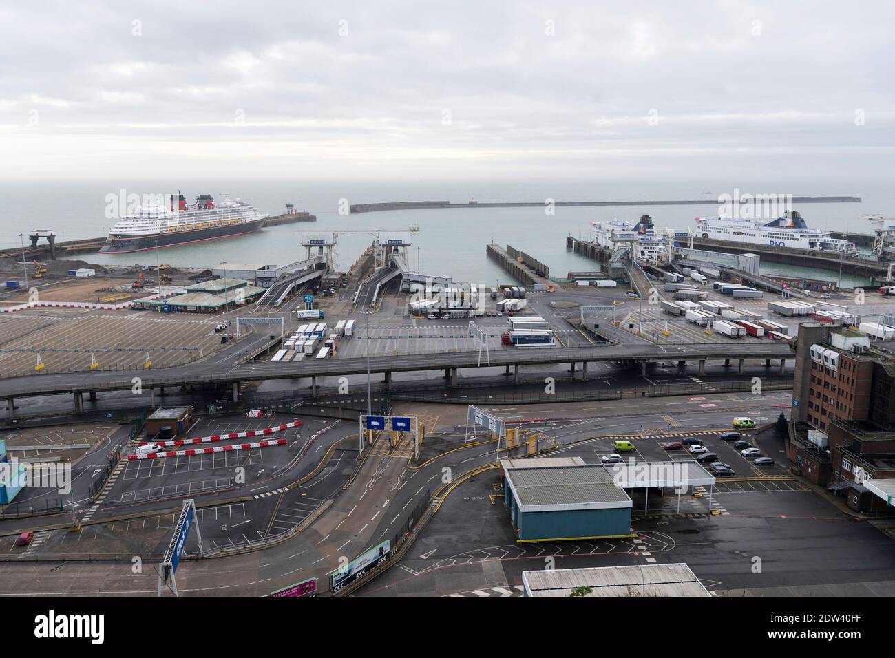 Dover, Großbritannien. Dezember 2020. Das Foto vom 22. Dezember 2020 zeigt den geschlossenen Hafen von Dover in Dover, Großbritannien. Schnelle Trendwende als Teil der Maßnahmen zur Entblockung des Cross-Channel-Handels zwischen Großbritannien und Frankreich werden seitliche Strömungsversuche an Lkw-Fahrern mit Hilfe des britischen Militärs erwartet, berichteten britische Medien am Dienstag. Quelle: Ray Tang/Xinhua/Alamy Live News Stockfoto