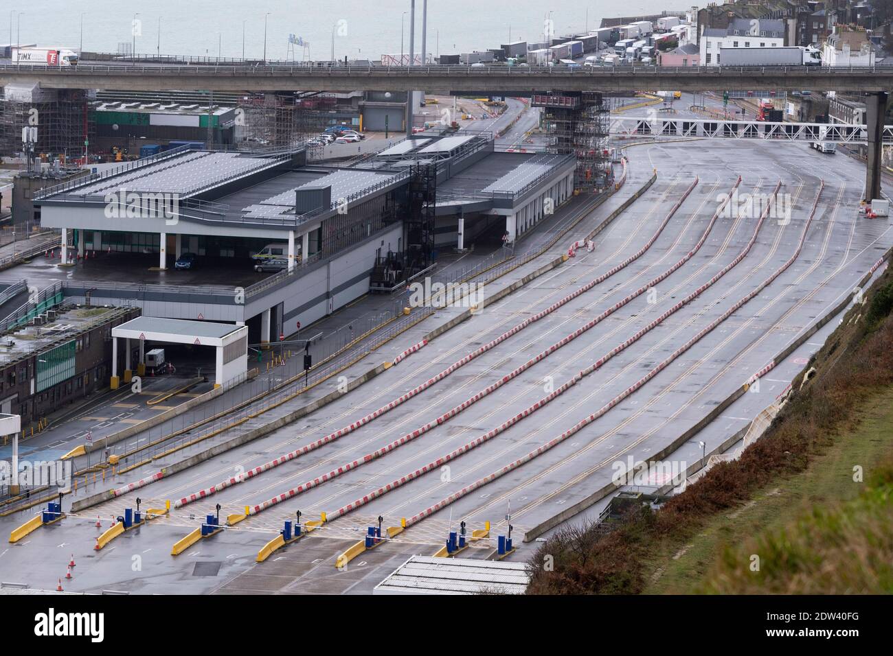 Dover, Großbritannien. Dezember 2020. Das Foto vom 22. Dezember 2020 zeigt den geschlossenen Hafen von Dover in Dover, Großbritannien. Schnelle Trendwende als Teil der Maßnahmen zur Entblockung des Cross-Channel-Handels zwischen Großbritannien und Frankreich werden seitliche Strömungsversuche an Lkw-Fahrern mit Hilfe des britischen Militärs erwartet, berichteten britische Medien am Dienstag. Quelle: Ray Tang/Xinhua/Alamy Live News Stockfoto