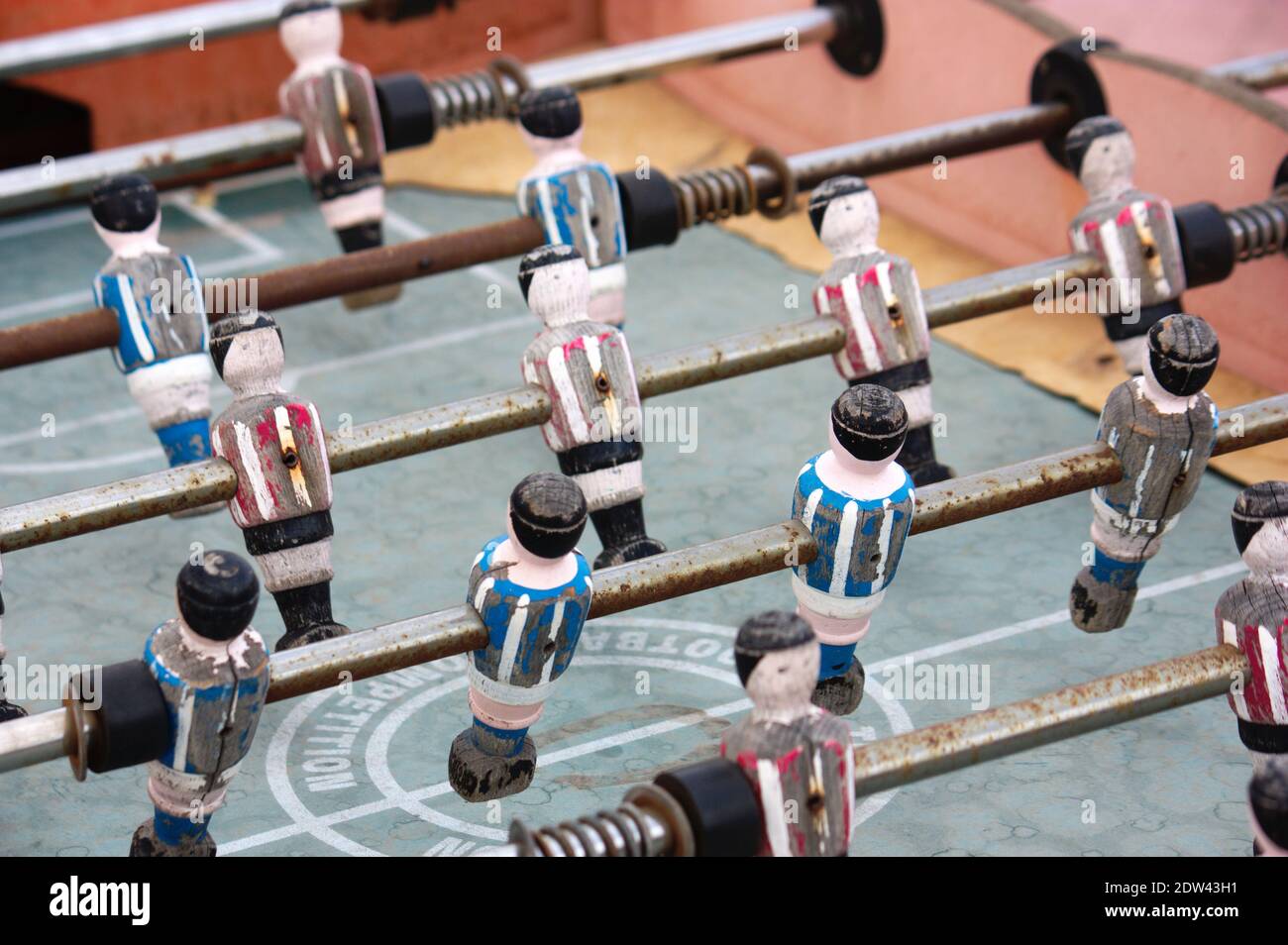 Detail von einigen Spielern eines alten Tisches Fußball in einer Bar in der Nachbarschaft Stockfoto