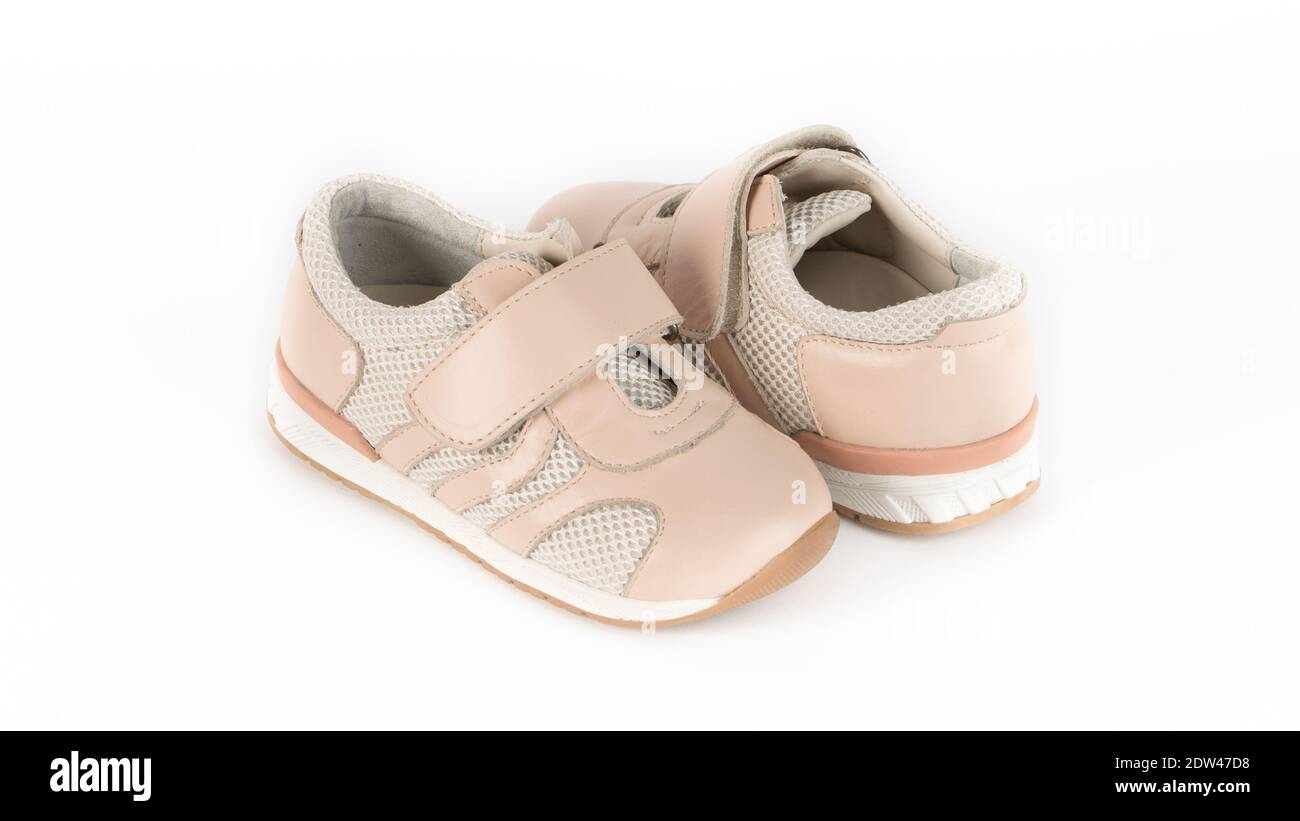 Kinder beige orthopädische Schuhe auf weißem Hintergrund Stockfotografie -  Alamy