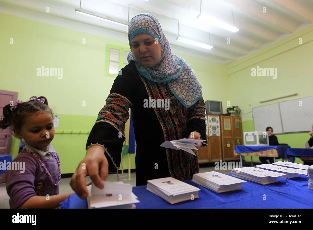 Eine algerische Frau bereitet sich darauf vor, am 17. April 2014 in einem Wahllokal in Algier, Algerien, bei den Präsidentschaftswahlen in Algerien ihre Stimme abzugeben. Fast 23 Millionen Algerier sind bei der Wahl am Donnerstag wahlberechtigt, bei der sechs Kandidaten, darunter Bouteflika, um das Spitzenamt kämpfen werden. Foto von Ammi Louiza/ABACAPRESS.COM Stockfoto