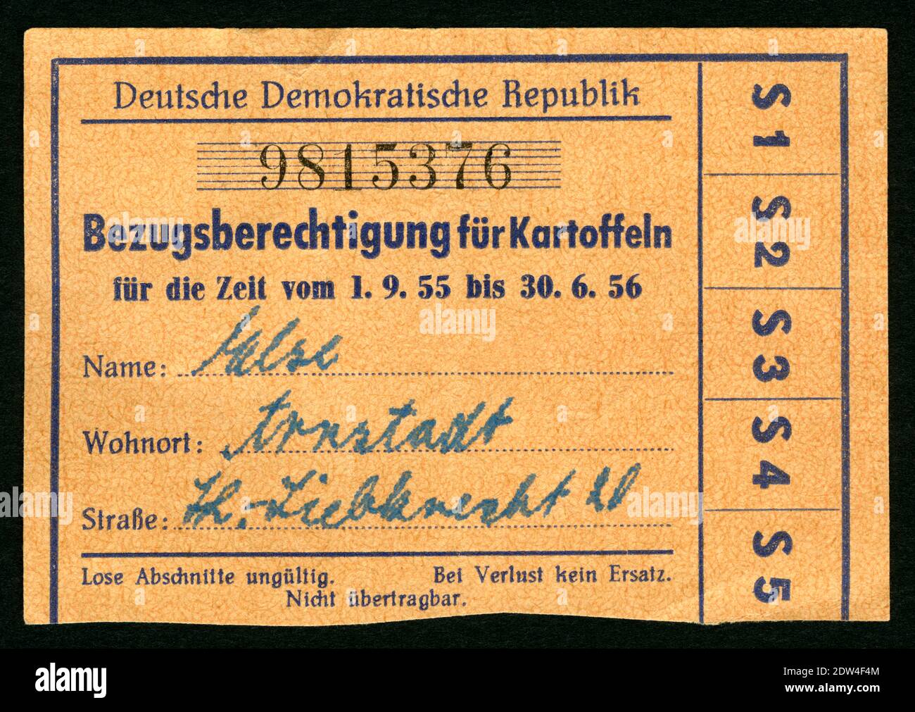 Europa, Deutschland, DDR, Bezugsberechtigung für Kartoffeln, für die Zeit vom 1. 55 bis 30. 6. 56, Größe: 8,4 cm x 5,8 cm, Rechte werden nicht vertreten. / Europa, Deutschland, DDR, Rationsstempel ( Right to benefit ) für Kartoffeln, gültig ab 1. 9. 1955 bis 30. 6. 1956, Größe: 8,4 cm x 5,8 cm, gibt es keine Rechte. Stockfoto