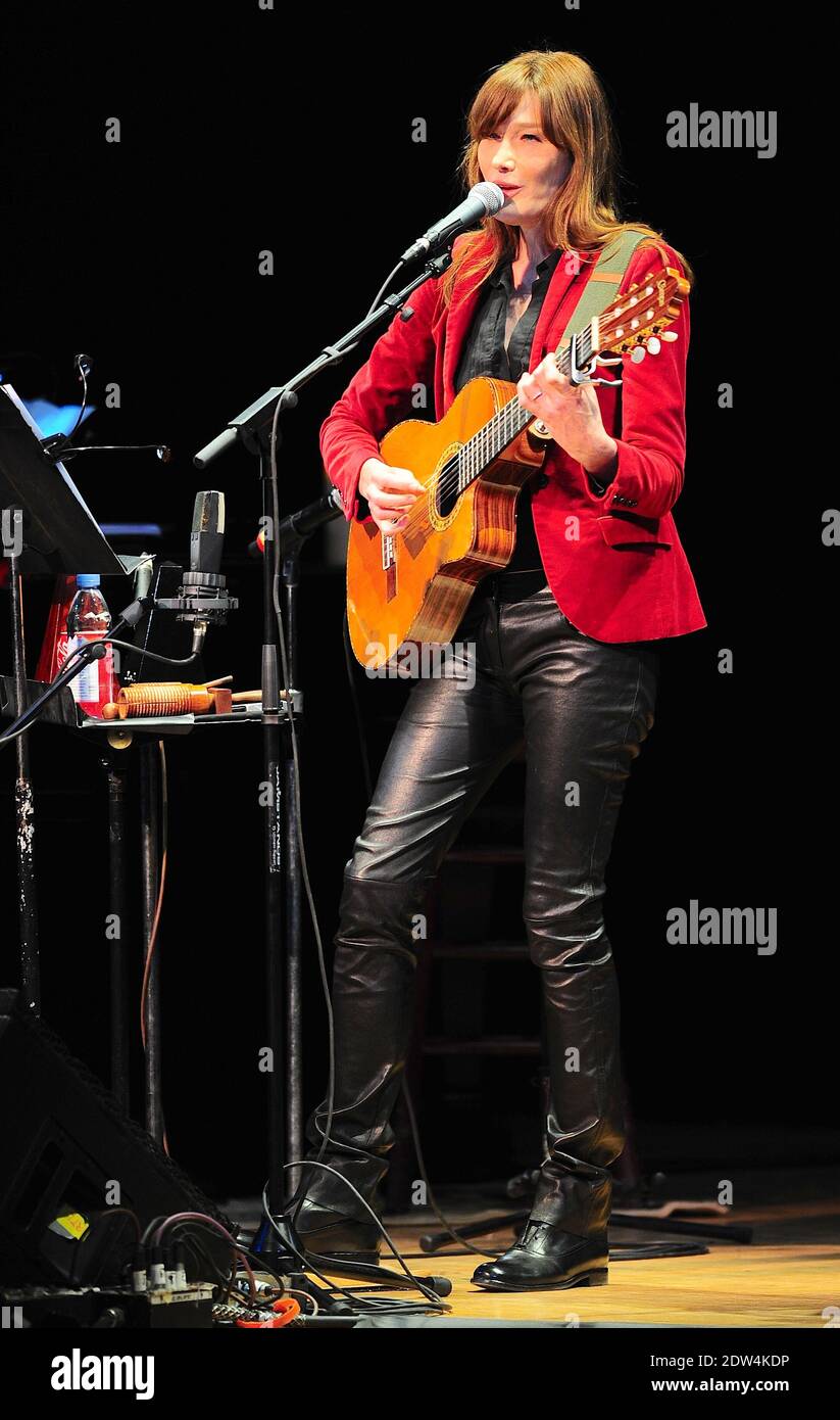 NO WEB/NO APPS - Frankreichs ehemalige First Lady Sängerin und Songwriterin Carla Bruni tritt am 24. April 2014 live im Town Hall Performance Space am Broadway in New York City, NY, USA auf. Foto von Dessalles-Guerin/ABACAPRESS.COM Stockfoto