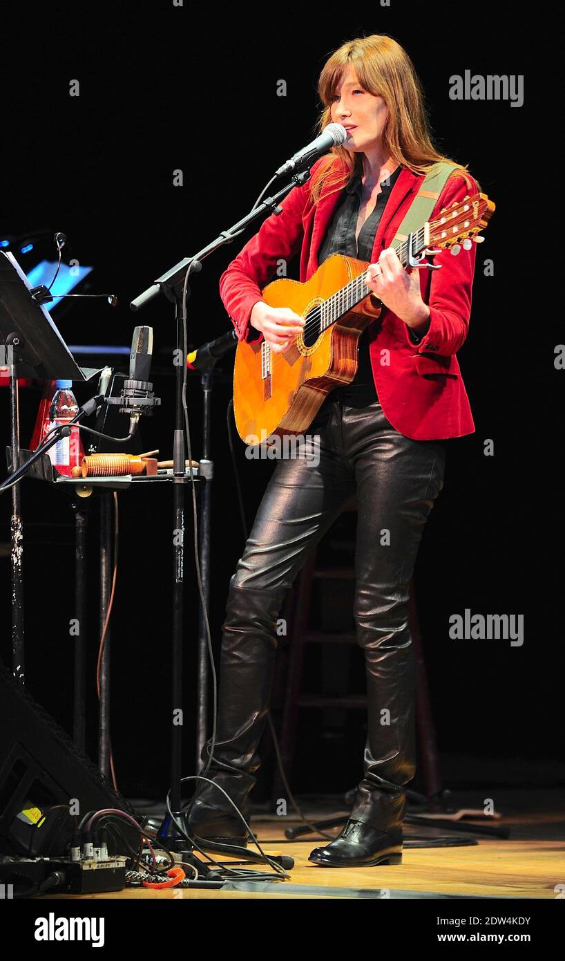 NO WEB/NO APPS - Frankreichs ehemalige First Lady Sängerin und Songwriterin Carla Bruni tritt am 24. April 2014 live im Town Hall Performance Space am Broadway in New York City, NY, USA auf. Foto von Dessalles-Guerin/ABACAPRESS.COM Stockfoto