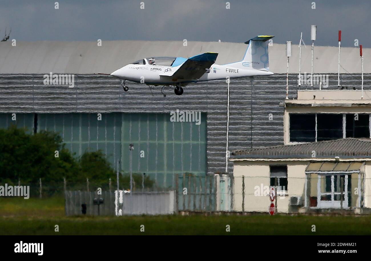 Das E-Fan-Prototyp-Elektroflugzeug, ein 9.50 Meter langes Flügelspannflugzeug, fliegt am 25. April 2014 mit dem französischen Wirtschaftsminister Arnaud Montebourg und dem Generaldirektor für Technologie und Innovation für die EADS-Firma Jean Botti, Südwestfrankreich, über den Flughafen Merignac. Das Flugzeug stammt aus einer Verbindung zwischen der Aero Composite Saintonge-Industrie und dem europäischen multinationalen Luft- und Verteidigungskonzern Airbus Group. Foto von Patrick Bernard/ABACAPRESS.COM Stockfoto