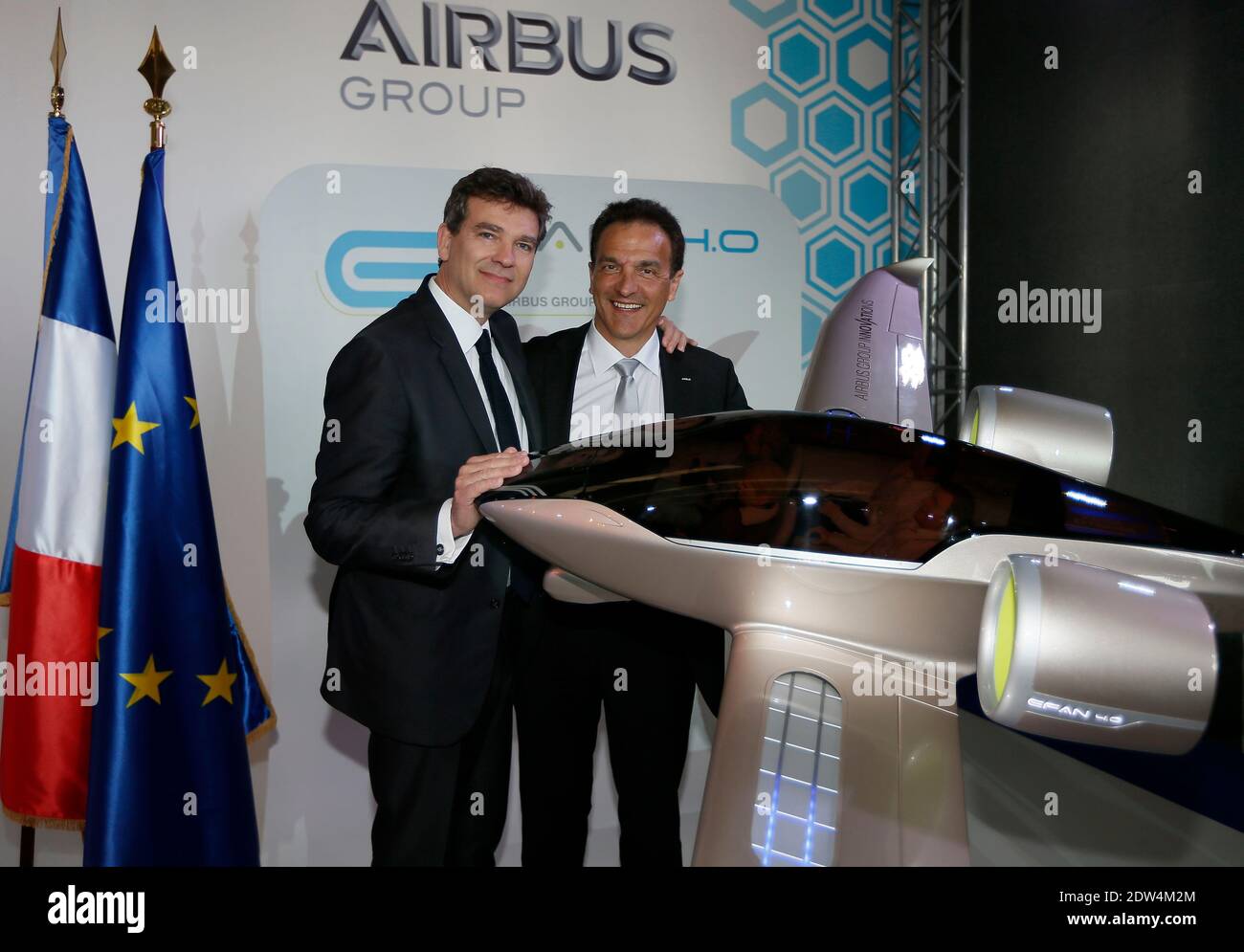 Das E-Fan-Prototyp-Elektroflugzeug, ein 9.50 Meter langes Flügelspannflugzeug, fliegt am 25. April 2014 mit dem französischen Wirtschaftsminister Arnaud Montebourg und dem Generaldirektor für Technologie und Innovation für die EADS-Firma Jean Botti, Südwestfrankreich, über den Flughafen Merignac. Das Flugzeug stammt aus einer Verbindung zwischen der Aero Composite Saintonge-Industrie und dem europäischen multinationalen Luft- und Verteidigungskonzern Airbus Group. Foto von Patrick Bernard/ABACAPRESS.COM Stockfoto