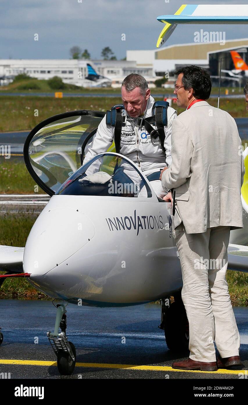 Das E-Fan-Prototyp-Elektroflugzeug, ein 9.50 Meter langes Flügelspannflugzeug, fliegt am 25. April 2014 mit dem französischen Wirtschaftsminister Arnaud Montebourg und dem Generaldirektor für Technologie und Innovation für die EADS-Firma Jean Botti, Südwestfrankreich, über den Flughafen Merignac. Das Flugzeug stammt aus einer Verbindung zwischen der Aero Composite Saintonge-Industrie und dem europäischen multinationalen Luft- und Verteidigungskonzern Airbus Group. Foto von Patrick Bernard/ABACAPRESS.COM Stockfoto