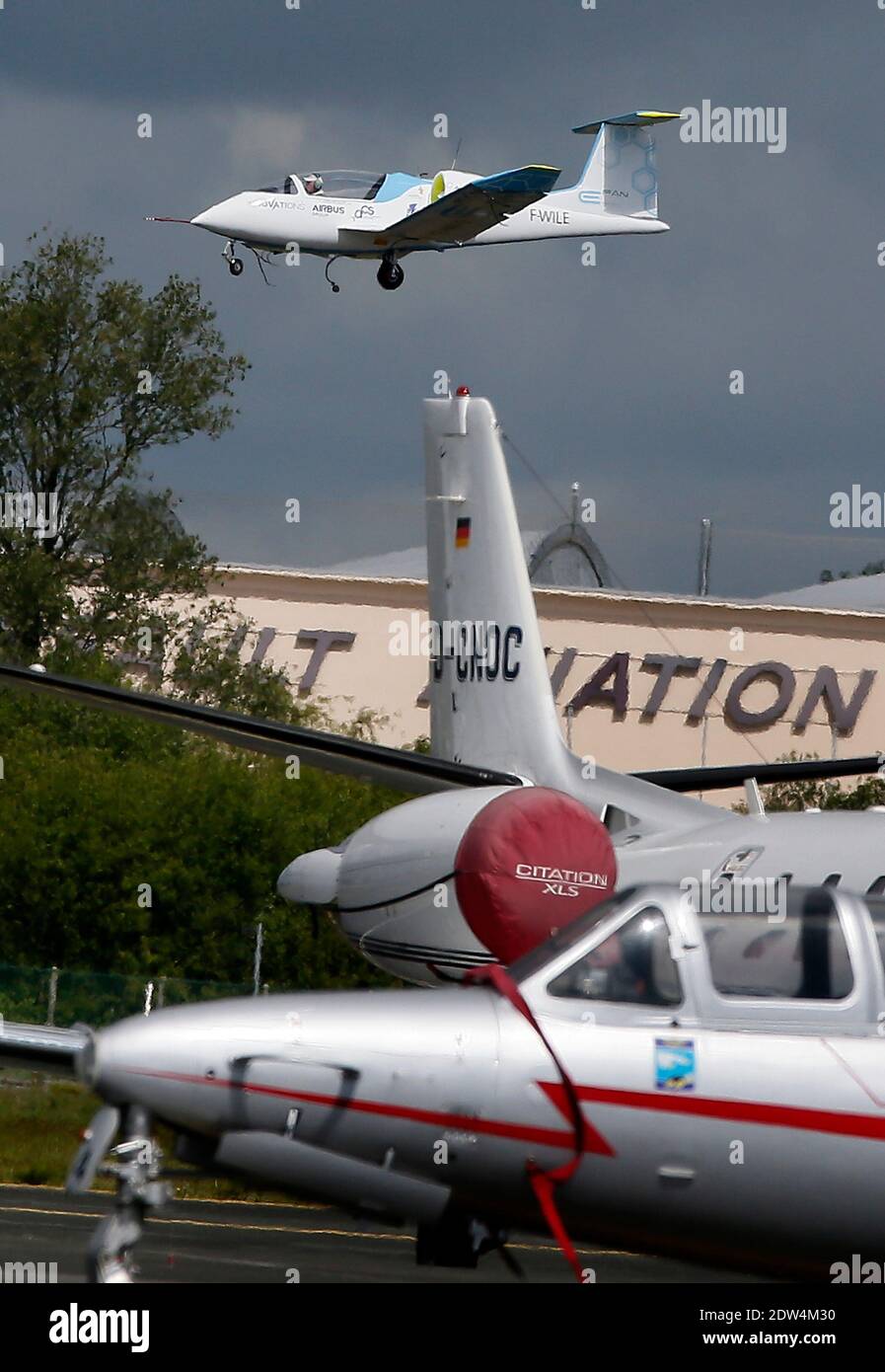 Das E-Fan-Prototyp-Elektroflugzeug, ein 9.50 Meter langes Flügelspannflugzeug, fliegt am 25. April 2014 mit dem französischen Wirtschaftsminister Arnaud Montebourg und dem Generaldirektor für Technologie und Innovation für die EADS-Firma Jean Botti, Südwestfrankreich, über den Flughafen Merignac. Das Flugzeug stammt aus einer Verbindung zwischen der Aero Composite Saintonge-Industrie und dem europäischen multinationalen Luft- und Verteidigungskonzern Airbus Group. Foto von Patrick Bernard/ABACAPRESS.COM Stockfoto