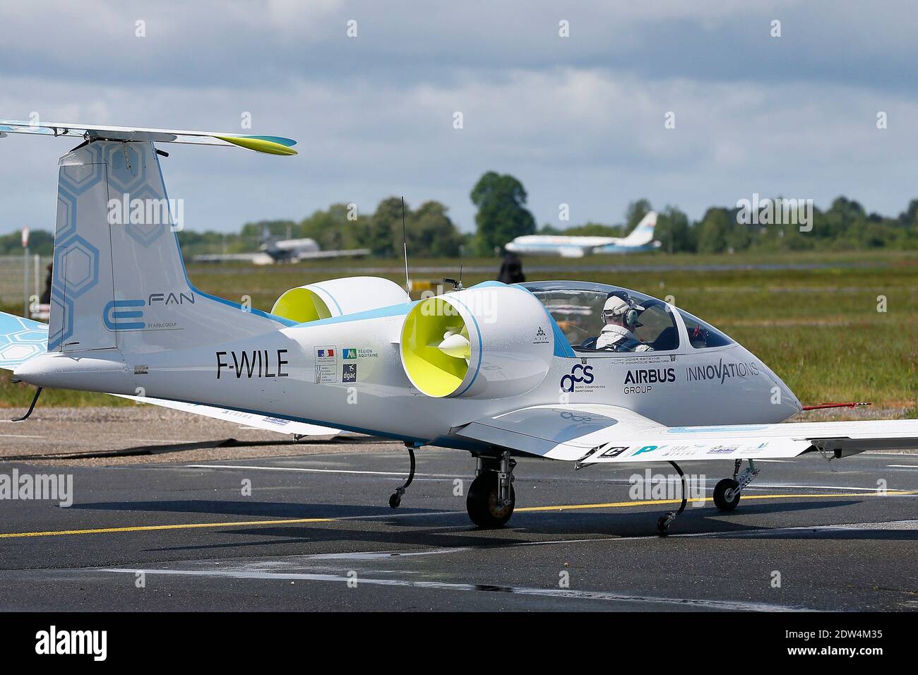 Das E-Fan-Prototyp-Elektroflugzeug, ein 9.50 Meter langes Flügelspannflugzeug, fliegt am 25. April 2014 mit dem französischen Wirtschaftsminister Arnaud Montebourg und dem Generaldirektor für Technologie und Innovation für die EADS-Firma Jean Botti, Südwestfrankreich, über den Flughafen Merignac. Das Flugzeug stammt aus einer Verbindung zwischen der Aero Composite Saintonge-Industrie und dem europäischen multinationalen Luft- und Verteidigungskonzern Airbus Group. Foto von Patrick Bernard/ABACAPRESS.COM Stockfoto