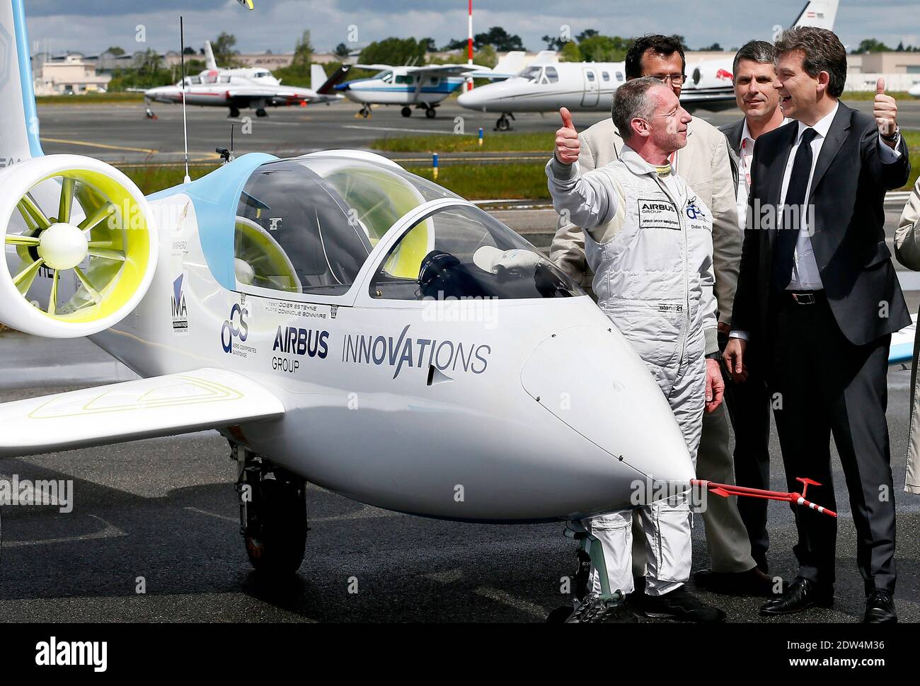 Das E-Fan-Prototyp-Elektroflugzeug, ein 9.50 Meter langes Flügelspannflugzeug, fliegt am 25. April 2014 mit dem französischen Wirtschaftsminister Arnaud Montebourg und dem Generaldirektor für Technologie und Innovation für die EADS-Firma Jean Botti, Südwestfrankreich, über den Flughafen Merignac. Das Flugzeug stammt aus einer Verbindung zwischen der Aero Composite Saintonge-Industrie und dem europäischen multinationalen Luft- und Verteidigungskonzern Airbus Group. Foto von Patrick Bernard/ABACAPRESS.COM Stockfoto