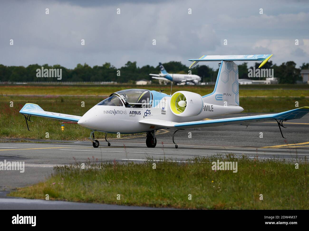 Das E-Fan-Prototyp-Elektroflugzeug, ein 9.50 Meter langes Flügelspannflugzeug, fliegt am 25. April 2014 mit dem französischen Wirtschaftsminister Arnaud Montebourg und dem Generaldirektor für Technologie und Innovation für die EADS-Firma Jean Botti, Südwestfrankreich, über den Flughafen Merignac. Das Flugzeug stammt aus einer Verbindung zwischen der Aero Composite Saintonge-Industrie und dem europäischen multinationalen Luft- und Verteidigungskonzern Airbus Group. Foto von Patrick Bernard/ABACAPRESS.COM Stockfoto