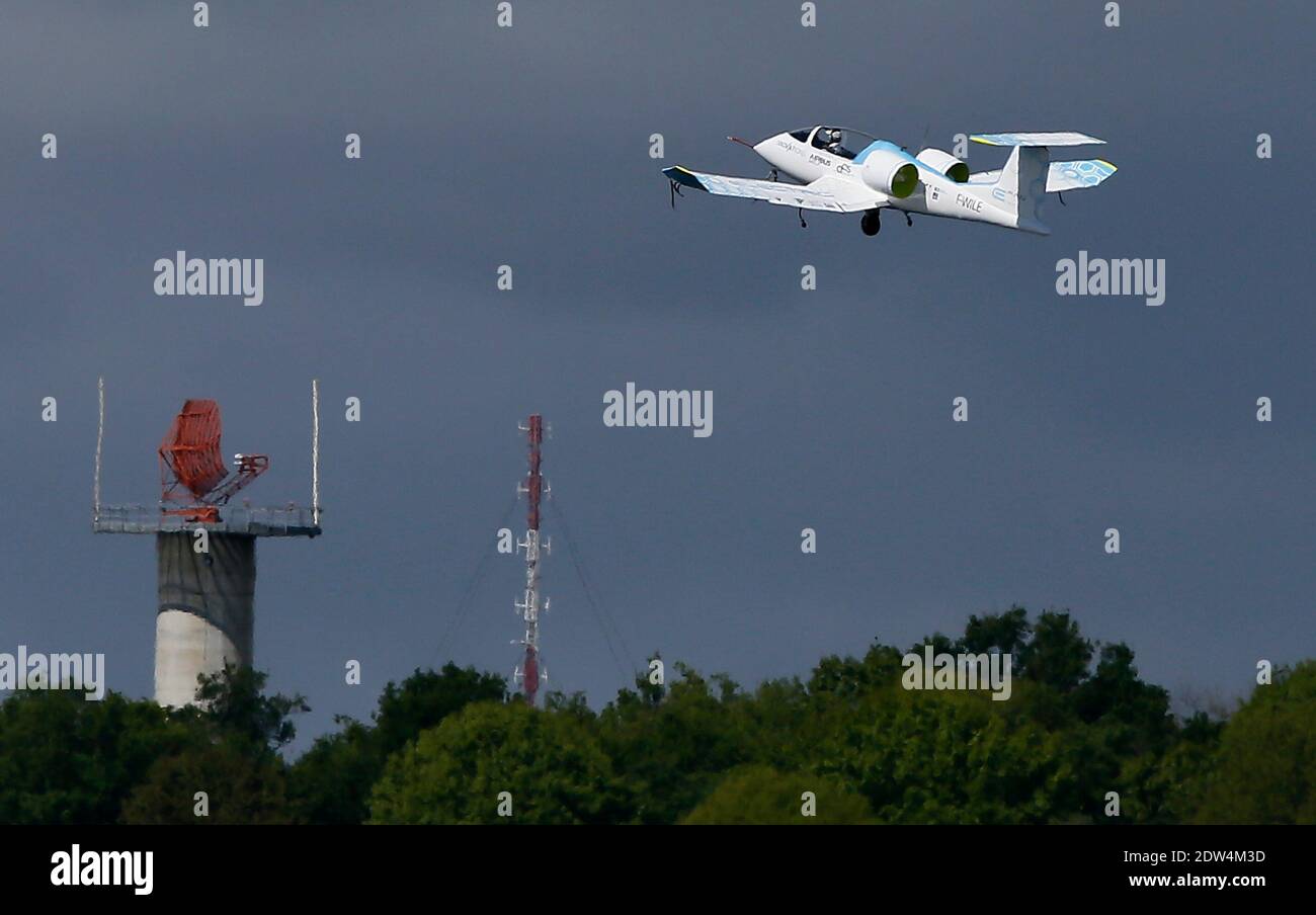 Das E-Fan-Prototyp-Elektroflugzeug, ein 9.50 Meter langes Flügelspannflugzeug, fliegt am 25. April 2014 mit dem französischen Wirtschaftsminister Arnaud Montebourg und dem Generaldirektor für Technologie und Innovation für die EADS-Firma Jean Botti, Südwestfrankreich, über den Flughafen Merignac. Das Flugzeug stammt aus einer Verbindung zwischen der Aero Composite Saintonge-Industrie und dem europäischen multinationalen Luft- und Verteidigungskonzern Airbus Group. Foto von Patrick Bernard/ABACAPRESS.COM Stockfoto