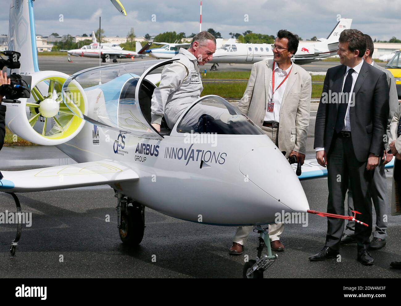 Das E-Fan-Prototyp-Elektroflugzeug, ein 9.50 Meter langes Flügelspannflugzeug, fliegt am 25. April 2014 mit dem französischen Wirtschaftsminister Arnaud Montebourg und dem Generaldirektor für Technologie und Innovation für die EADS-Firma Jean Botti, Südwestfrankreich, über den Flughafen Merignac. Das Flugzeug stammt aus einer Verbindung zwischen der Aero Composite Saintonge-Industrie und dem europäischen multinationalen Luft- und Verteidigungskonzern Airbus Group. Foto von Patrick Bernard/ABACAPRESS.COM Stockfoto