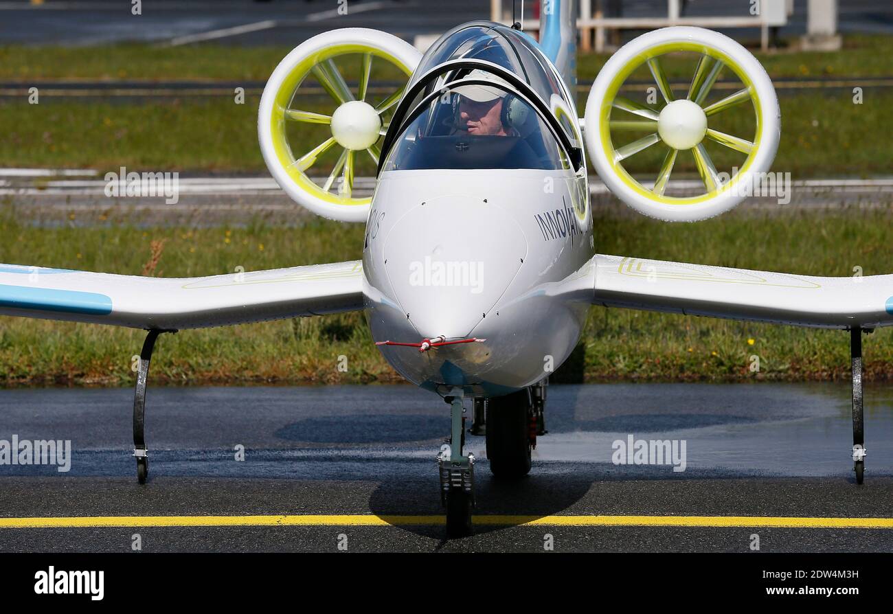 Das E-Fan-Prototyp-Elektroflugzeug, ein 9.50 Meter langes Flügelspannflugzeug, fliegt am 25. April 2014 mit dem französischen Wirtschaftsminister Arnaud Montebourg und dem Generaldirektor für Technologie und Innovation für die EADS-Firma Jean Botti, Südwestfrankreich, über den Flughafen Merignac. Das Flugzeug stammt aus einer Verbindung zwischen der Aero Composite Saintonge-Industrie und dem europäischen multinationalen Luft- und Verteidigungskonzern Airbus Group. Foto von Patrick Bernard/ABACAPRESS.COM Stockfoto