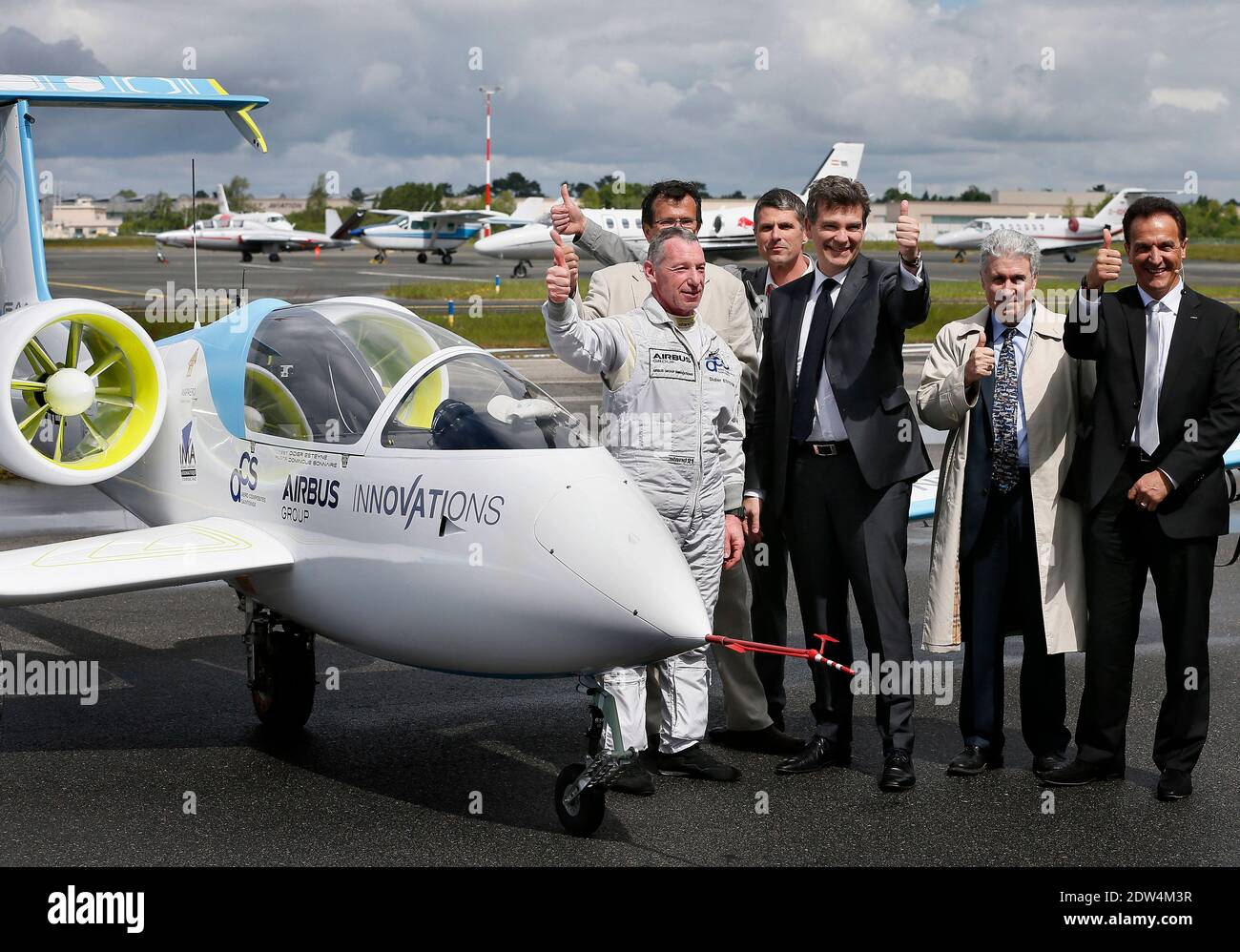 Das E-Fan-Prototyp-Elektroflugzeug, ein 9.50 Meter langes Flügelspannflugzeug, fliegt am 25. April 2014 mit dem französischen Wirtschaftsminister Arnaud Montebourg und dem Generaldirektor für Technologie und Innovation für die EADS-Firma Jean Botti, Südwestfrankreich, über den Flughafen Merignac. Das Flugzeug stammt aus einer Verbindung zwischen der Aero Composite Saintonge-Industrie und dem europäischen multinationalen Luft- und Verteidigungskonzern Airbus Group. Foto von Patrick Bernard/ABACAPRESS.COM Stockfoto