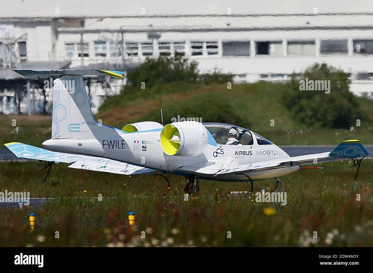 Das E-Fan-Prototyp-Elektroflugzeug, ein 9.50 Meter langes Flügelspannflugzeug, fliegt am 25. April 2014 mit dem französischen Wirtschaftsminister Arnaud Montebourg und dem Generaldirektor für Technologie und Innovation für die EADS-Firma Jean Botti, Südwestfrankreich, über den Flughafen Merignac. Das Flugzeug stammt aus einer Verbindung zwischen der Aero Composite Saintonge-Industrie und dem europäischen multinationalen Luft- und Verteidigungskonzern Airbus Group. Foto von Patrick Bernard/ABACAPRESS.COM Stockfoto
