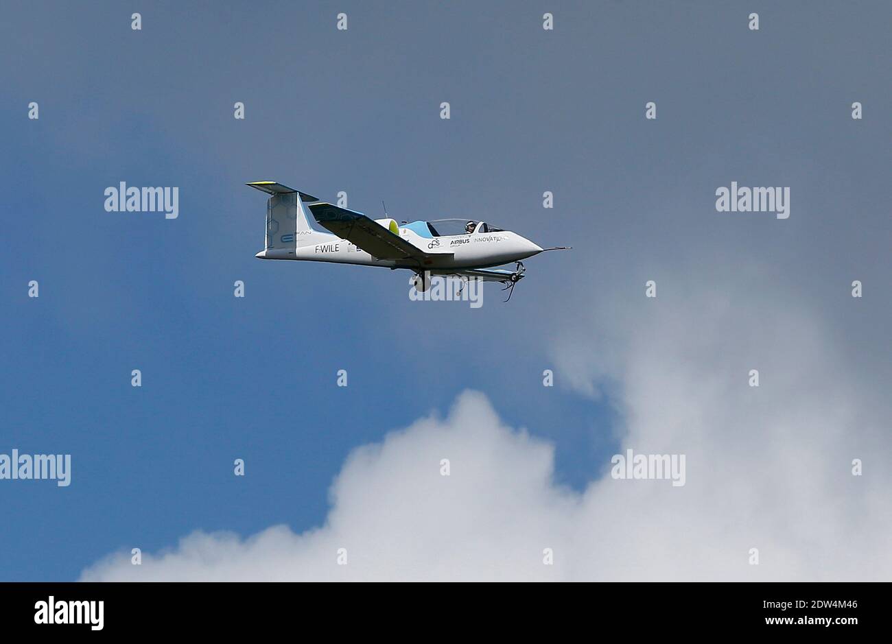 Das E-Fan-Prototyp-Elektroflugzeug, ein 9.50 Meter langes Flügelspannflugzeug, fliegt am 25. April 2014 mit dem französischen Wirtschaftsminister Arnaud Montebourg und dem Generaldirektor für Technologie und Innovation für die EADS-Firma Jean Botti, Südwestfrankreich, über den Flughafen Merignac. Das Flugzeug stammt aus einer Verbindung zwischen der Aero Composite Saintonge-Industrie und dem europäischen multinationalen Luft- und Verteidigungskonzern Airbus Group. Foto von Patrick Bernard/ABACAPRESS.COM Stockfoto