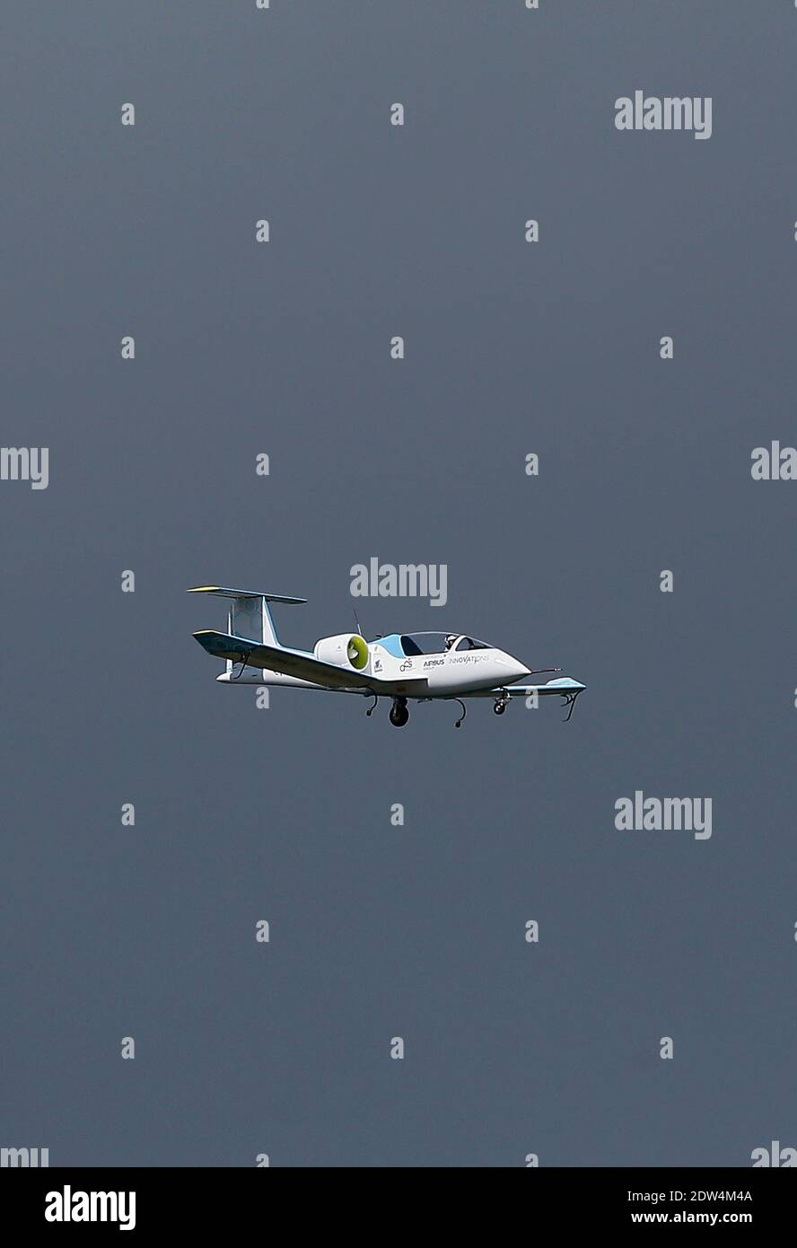Das E-Fan-Prototyp-Elektroflugzeug, ein 9.50 Meter langes Flügelspannflugzeug, fliegt am 25. April 2014 mit dem französischen Wirtschaftsminister Arnaud Montebourg und dem Generaldirektor für Technologie und Innovation für die EADS-Firma Jean Botti, Südwestfrankreich, über den Flughafen Merignac. Das Flugzeug stammt aus einer Verbindung zwischen der Aero Composite Saintonge-Industrie und dem europäischen multinationalen Luft- und Verteidigungskonzern Airbus Group. Foto von Patrick Bernard/ABACAPRESS.COM Stockfoto