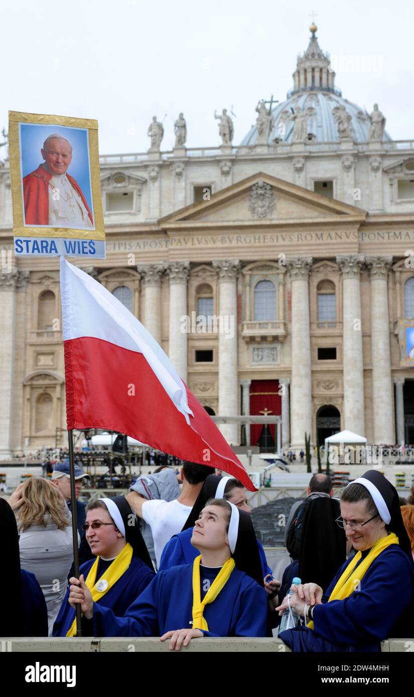 Pilger auf dem Petersplatz am Tag vor den Heiligsprechungen der Päpste Johannes Paul II. Und Johannes XXIII. Am 26. April 2014 im Vatikan. Foto von Eric Vandeville/ABACAPRESS.COM Stockfoto