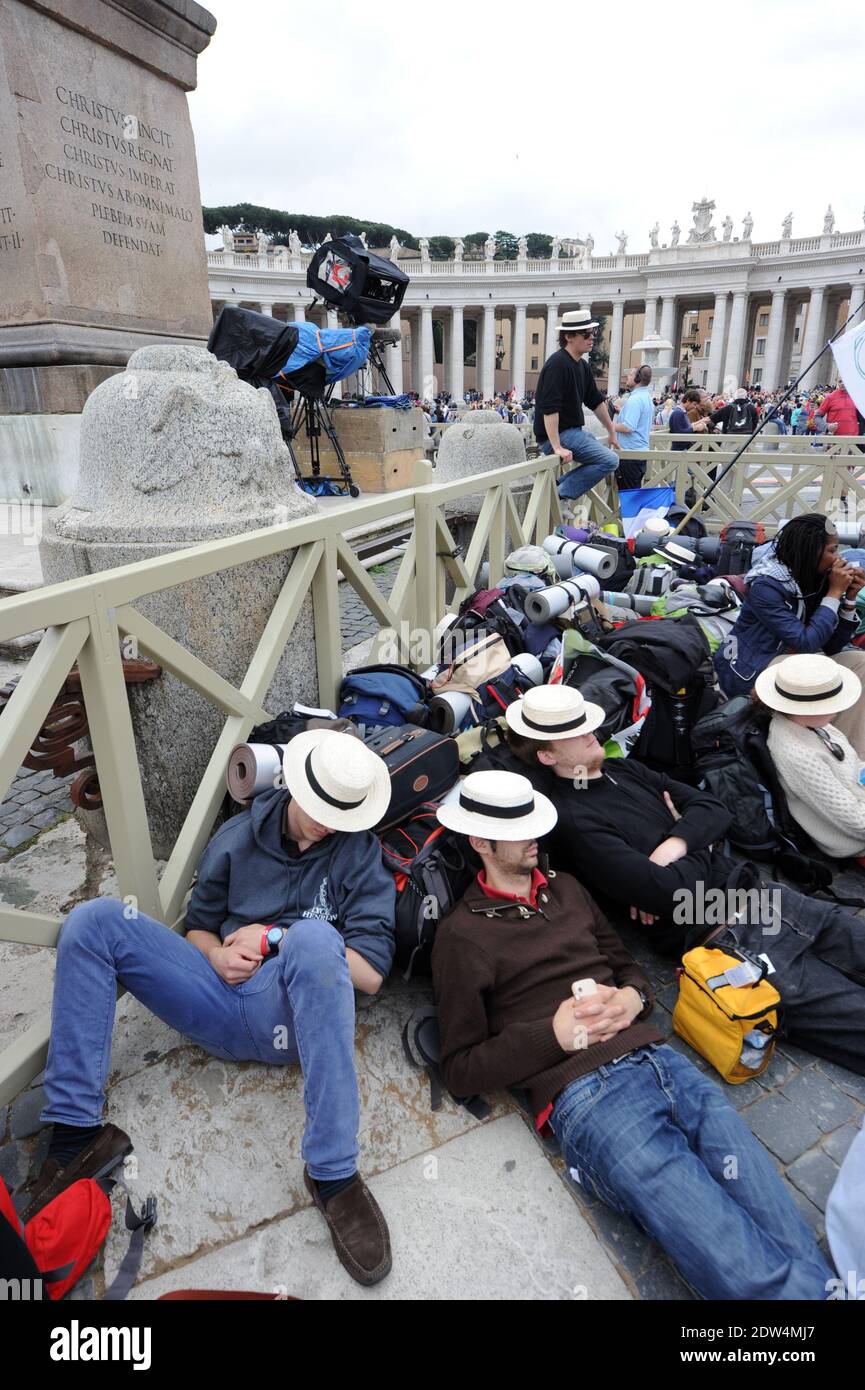 Pilger auf dem Petersplatz am Tag vor den Heiligsprechungen der Päpste Johannes Paul II. Und Johannes XXIII. Am 26. April 2014 im Vatikan. Foto von Eric Vandeville/ABACAPRESS.COM Stockfoto