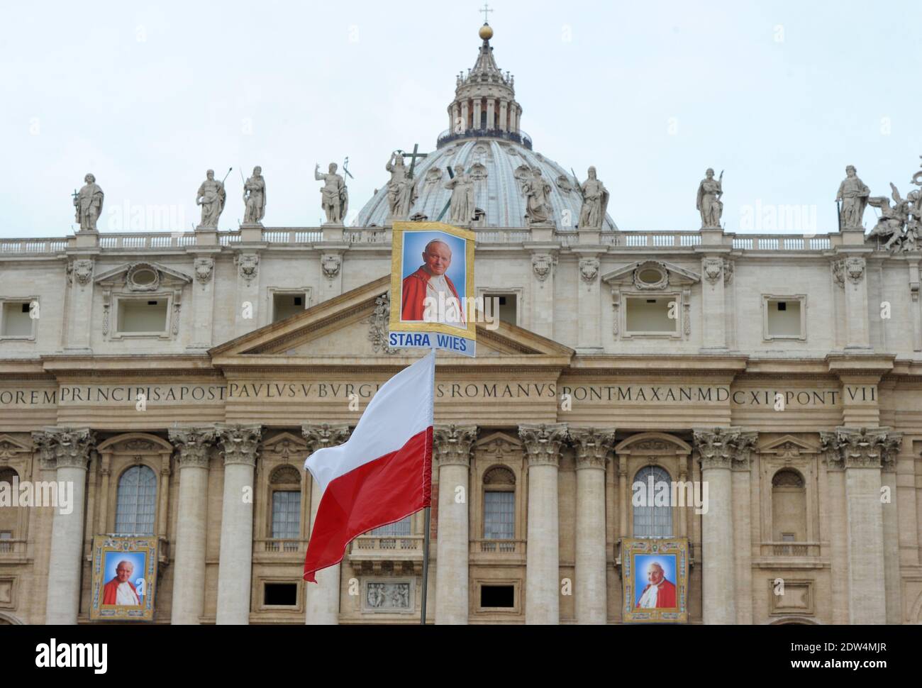 Pilger auf dem Petersplatz am Tag vor den Heiligsprechungen der Päpste Johannes Paul II. Und Johannes XXIII. Am 26. April 2014 im Vatikan. Foto von Eric Vandeville/ABACAPRESS.COM Stockfoto