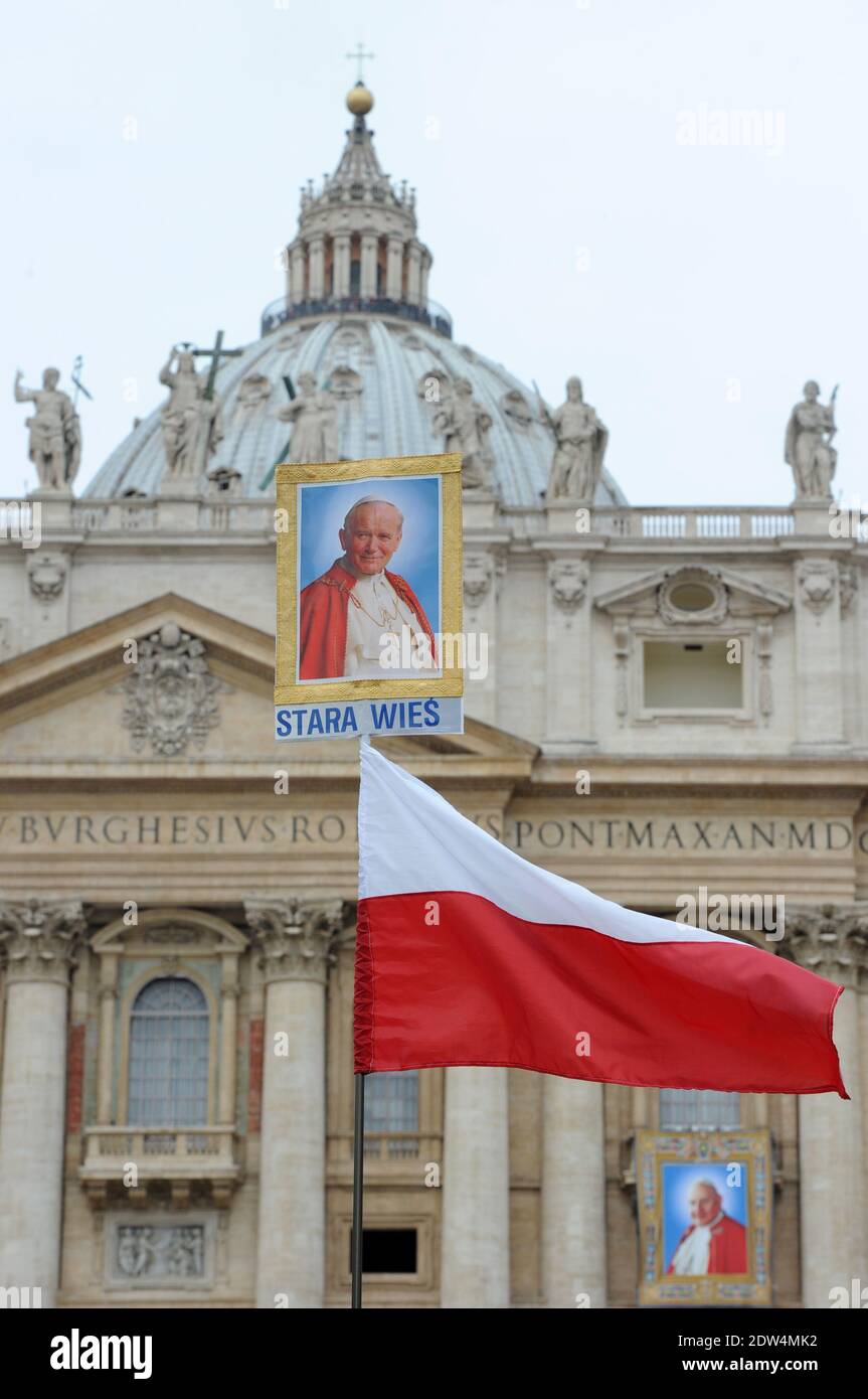 Pilger auf dem Petersplatz am Tag vor den Heiligsprechungen der Päpste Johannes Paul II. Und Johannes XXIII. Am 26. April 2014 im Vatikan. Foto von Eric Vandeville/ABACAPRESS.COM Stockfoto