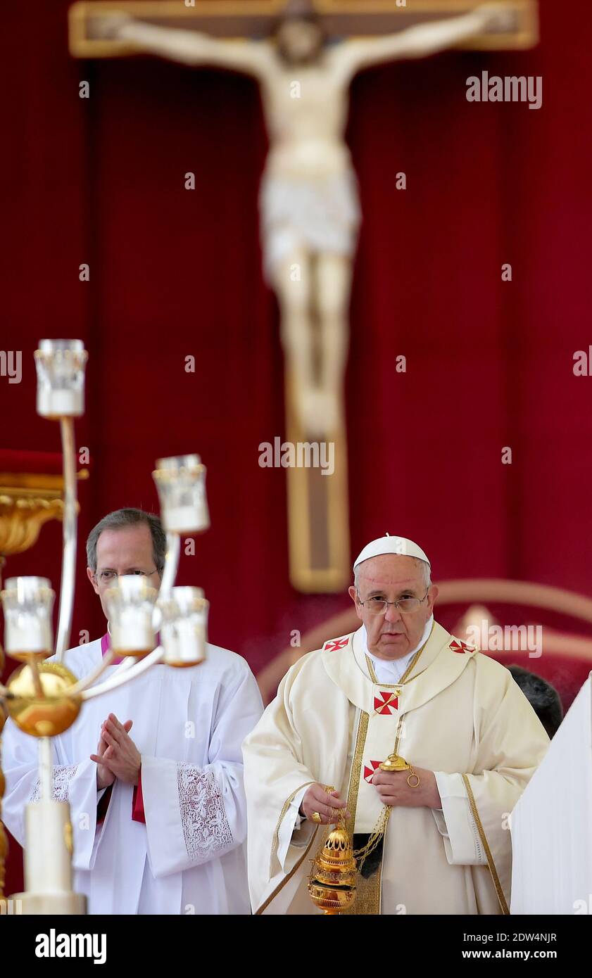 Papst Franziskus hat die Päpste Johannes XXIII. Und Johannes Paul II. Vor rund 800,000 Menschen in einer noch nie dagewesenen Zeremonie, die durch die Anwesenheit des emeritierten Papstes Benedikt XVI. Auf dem Petersplatz im Vatikan am 27. April 2014 noch historischer wurde, zum Heiligen erklärt. Foto von Eric Vandeville/ABACAPRESS.COM Stockfoto