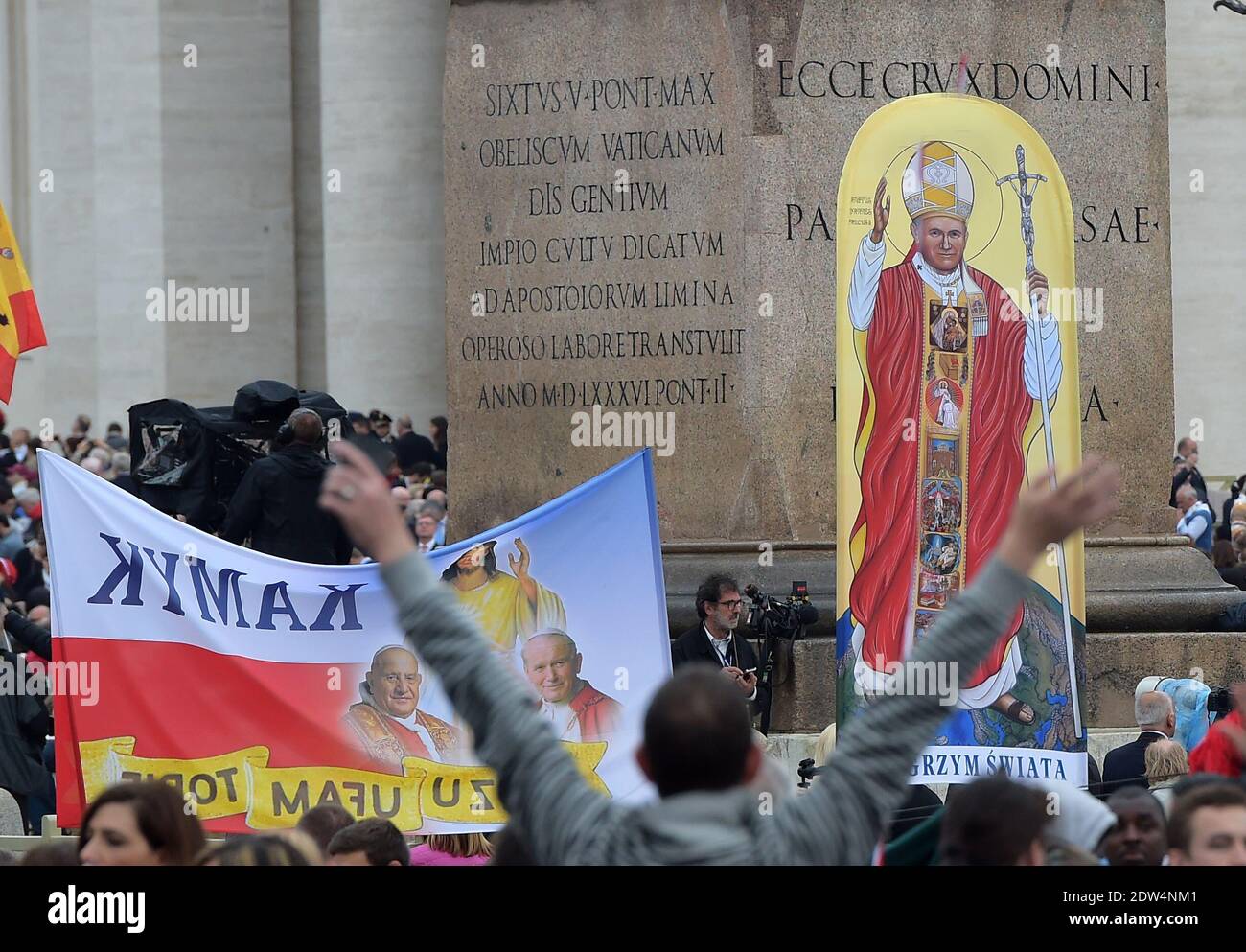 Papst Franziskus hat die Päpste Johannes XXIII. Und Johannes Paul II. Vor rund 800,000 Menschen in einer noch nie dagewesenen Zeremonie, die durch die Anwesenheit des emeritierten Papstes Benedikt XVI. Auf dem Petersplatz im Vatikan am 27. April 2014 noch historischer wurde, zum Heiligen erklärt. Foto von Eric Vandeville/ABACAPRESS.COM Stockfoto