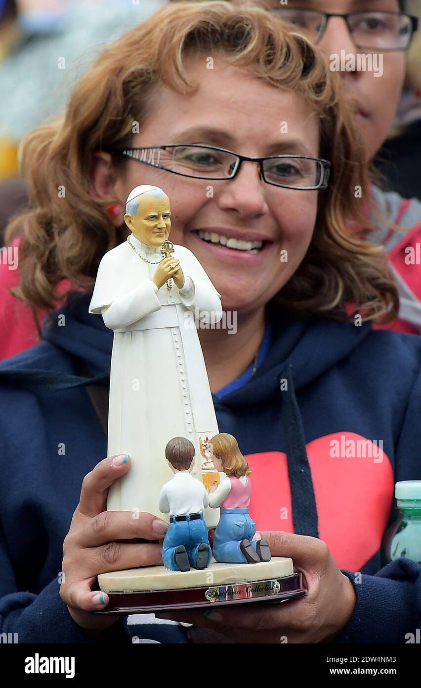 Papst Franziskus hat die Päpste Johannes XXIII. Und Johannes Paul II. Vor rund 800,000 Menschen in einer noch nie dagewesenen Zeremonie, die durch die Anwesenheit des emeritierten Papstes Benedikt XVI. Auf dem Petersplatz im Vatikan am 27. April 2014 noch historischer wurde, zum Heiligen erklärt. Foto von Eric Vandeville/ABACAPRESS.COM Stockfoto