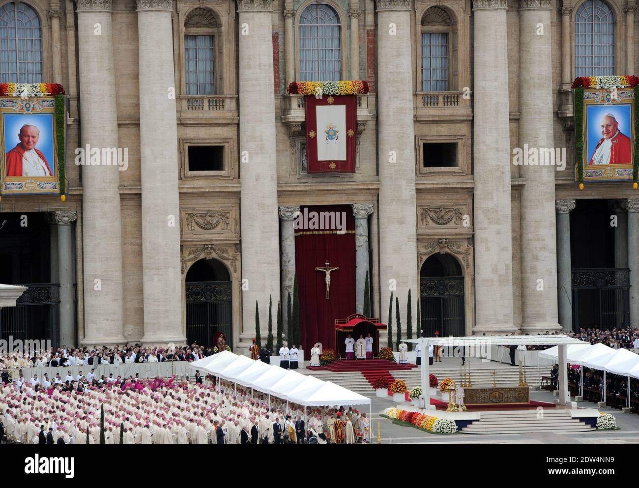 Papst Franziskus hat die Päpste Johannes XXIII. Und Johannes Paul II. Vor rund 800,000 Menschen in einer noch nie dagewesenen Zeremonie, die durch die Anwesenheit des emeritierten Papstes Benedikt XVI. Auf dem Petersplatz im Vatikan am 27. April 2014 noch historischer wurde, zum Heiligen erklärt. Foto von Eric Vandeville/ABACAPRESS.COM Stockfoto