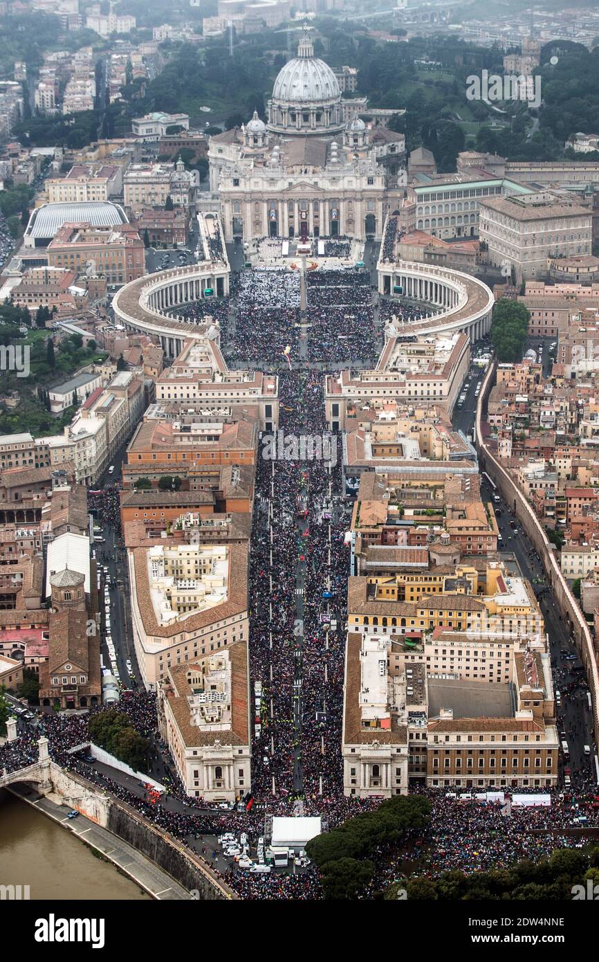 Exklusiv. Luftaufnahmen aus einem Hubschrauber der italienischen Nationalpolizei auf dem Petersplatz während der Heiligsprechungsmesse von Papst Johannes XXIII. Und Papst Johannes Paul II. Am 27. April 2014 in der Vatikanstadt. Foto von ABACAPRESS.COM Stockfoto