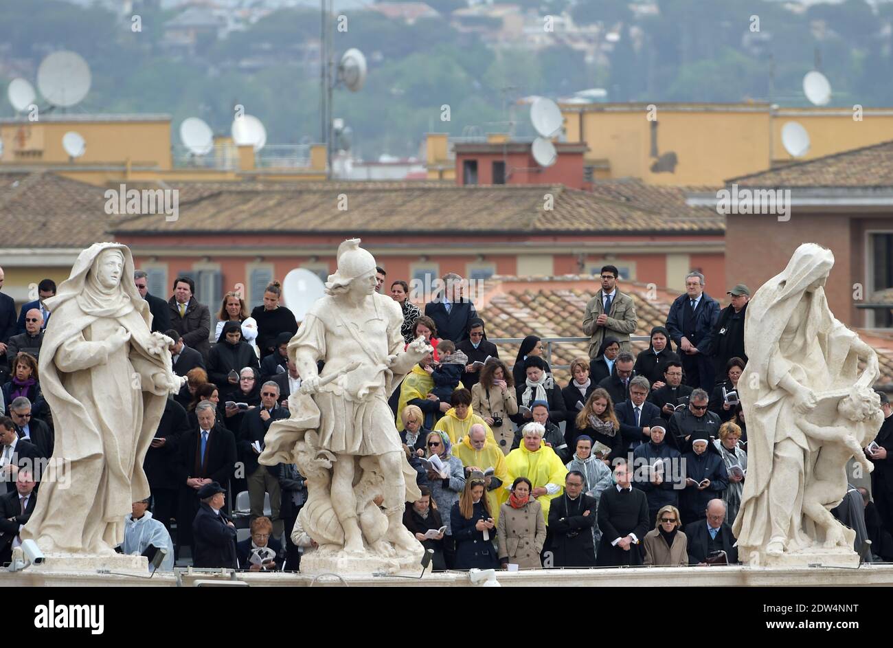 Papst Franziskus hat die Päpste Johannes XXIII. Und Johannes Paul II. Vor rund 800,000 Menschen in einer noch nie dagewesenen Zeremonie, die durch die Anwesenheit des emeritierten Papstes Benedikt XVI. Auf dem Petersplatz im Vatikan am 27. April 2014 noch historischer wurde, zum Heiligen erklärt. Foto von Eric Vandeville/ABACAPRESS.COM Stockfoto