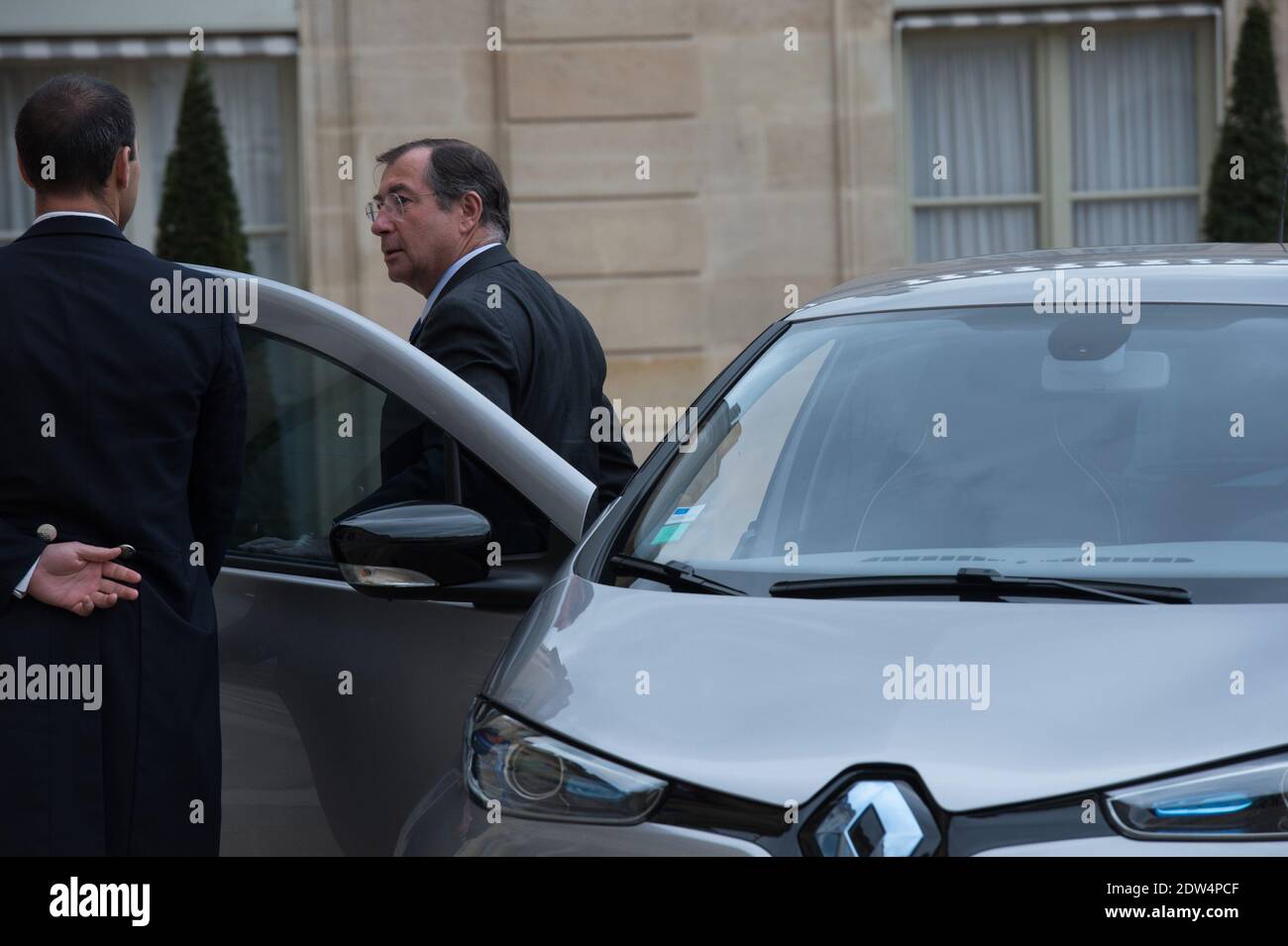Martin Bouygues, CEO der Bouygues Gruppe, kommt am 28. April 2014 in einem Renault-Elektroauto "ZOE" im Elysee Palace in Paris an. Der deutsche Industriegigant Siemens entscheidet nach Gesprächen mit dem französischen Präsidenten Francois Hollande am 28. April über eine mögliche Ausschreibung für den französischen Ingenieurkonzern Alstom über "So bald wie möglich". Foto von Christophe Guibbaud/ABACAPRESS.COM Stockfoto