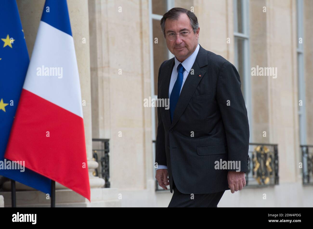 Martin Bouygues, CEO der Bouygues Gruppe, kommt am 28. April 2014 in einem Renault-Elektroauto "ZOE" im Elysee Palace in Paris an. Der deutsche Industriegigant Siemens entscheidet nach Gesprächen mit dem französischen Präsidenten Francois Hollande am 28. April über eine mögliche Ausschreibung für den französischen Ingenieurkonzern Alstom über "So bald wie möglich". Foto von Christophe Guibbaud/ABACAPRESS.COM Stockfoto