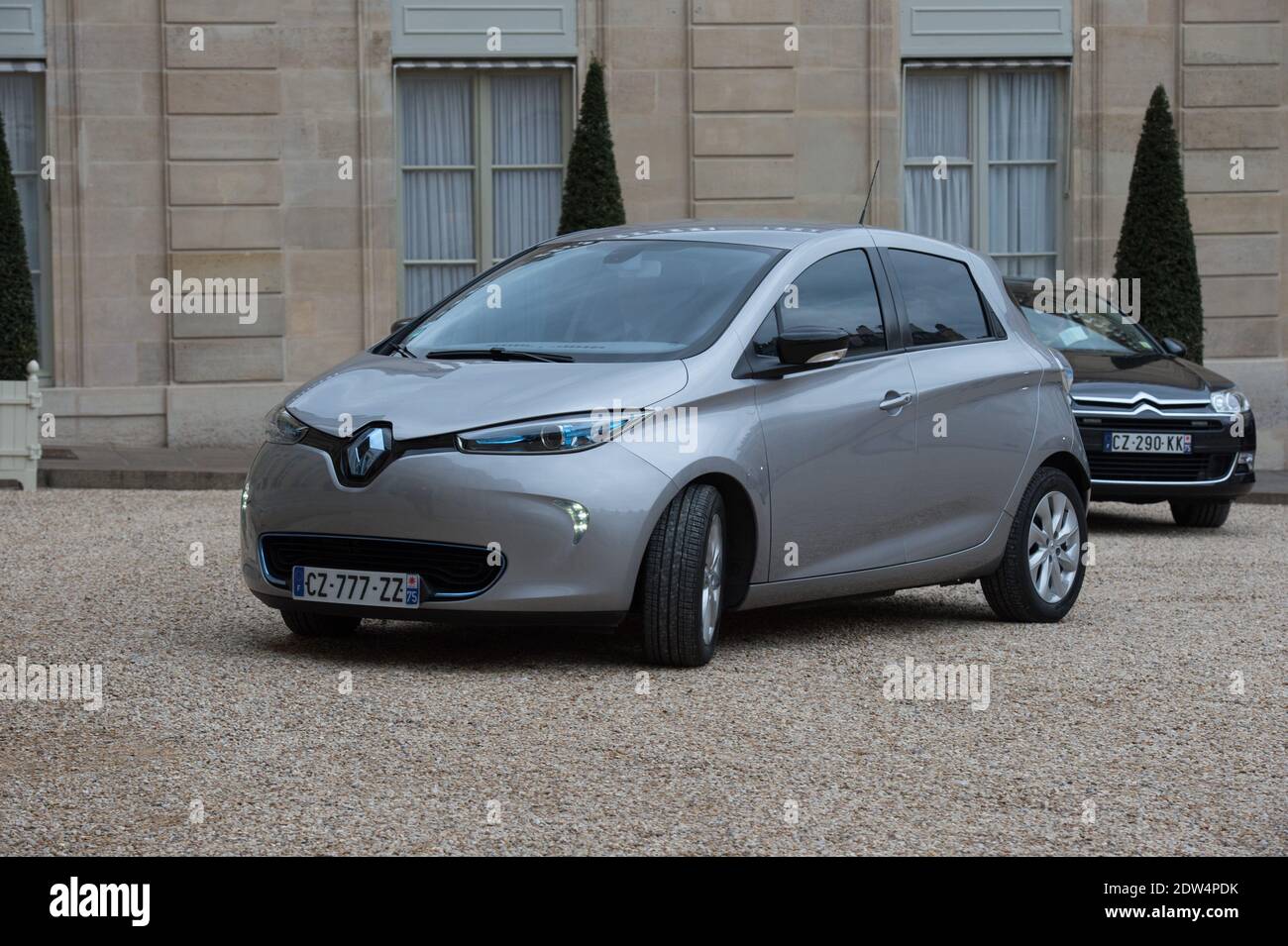 Martin Bouygues, CEO der Bouygues Gruppe, kommt am 28. April 2014 in einem Renault-Elektroauto "ZOE" im Elysee Palace in Paris an. Der deutsche Industriegigant Siemens entscheidet nach Gesprächen mit dem französischen Präsidenten Francois Hollande am 28. April über eine mögliche Ausschreibung für den französischen Ingenieurkonzern Alstom über "So bald wie möglich". Foto von Christophe Guibbaud/ABACAPRESS.COM Stockfoto