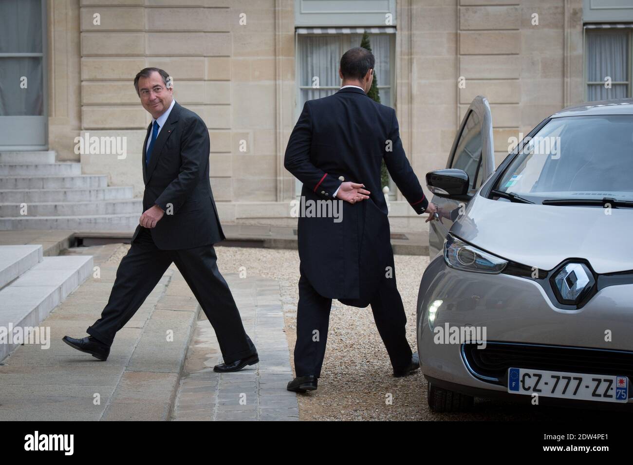 Martin Bouygues, CEO der Bouygues Gruppe, kommt am 28. April 2014 in einem Renault-Elektroauto "ZOE" im Elysee Palace in Paris an. Der deutsche Industriegigant Siemens entscheidet nach Gesprächen mit dem französischen Präsidenten Francois Hollande am 28. April über eine mögliche Ausschreibung für den französischen Ingenieurkonzern Alstom über "So bald wie möglich". Foto von Christophe Guibbaud/ABACAPRESS.COM Stockfoto